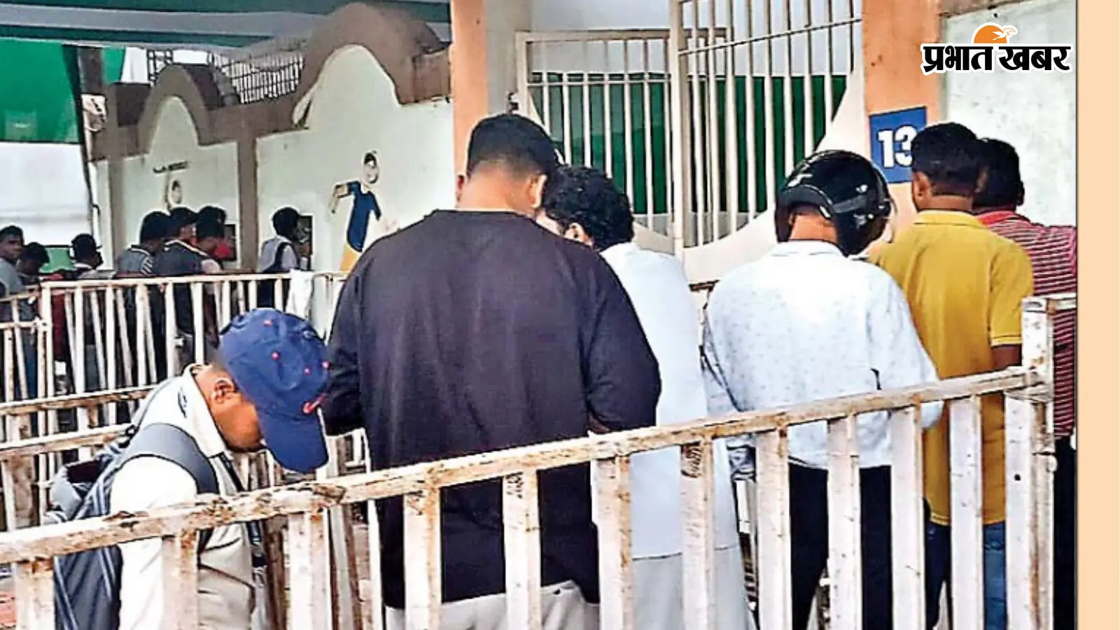 टिकट काउंटर पर खड़े लोग टिकट काउंटर पर खड़े लोग