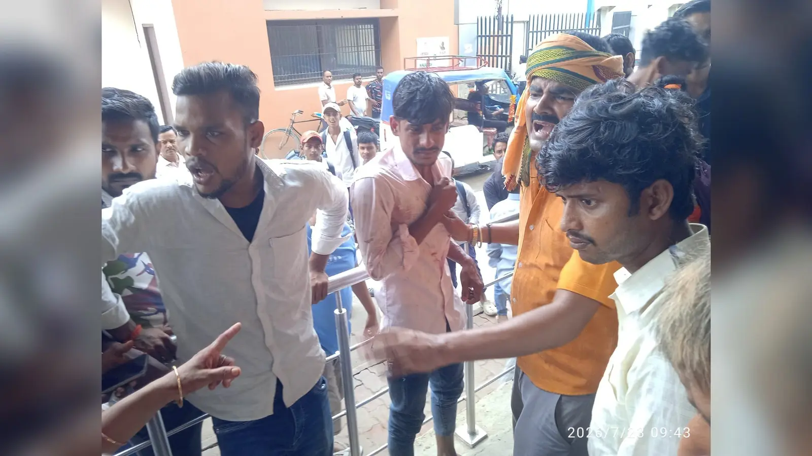 लोगो के पकड़ में आरोपित अस्पताल में पहुंचे लोग | Prabhat Khabar Network लोगो के पकड़ में आरोपित अस्पताल में पहुंचे लोग | Prabhat Khabar Network