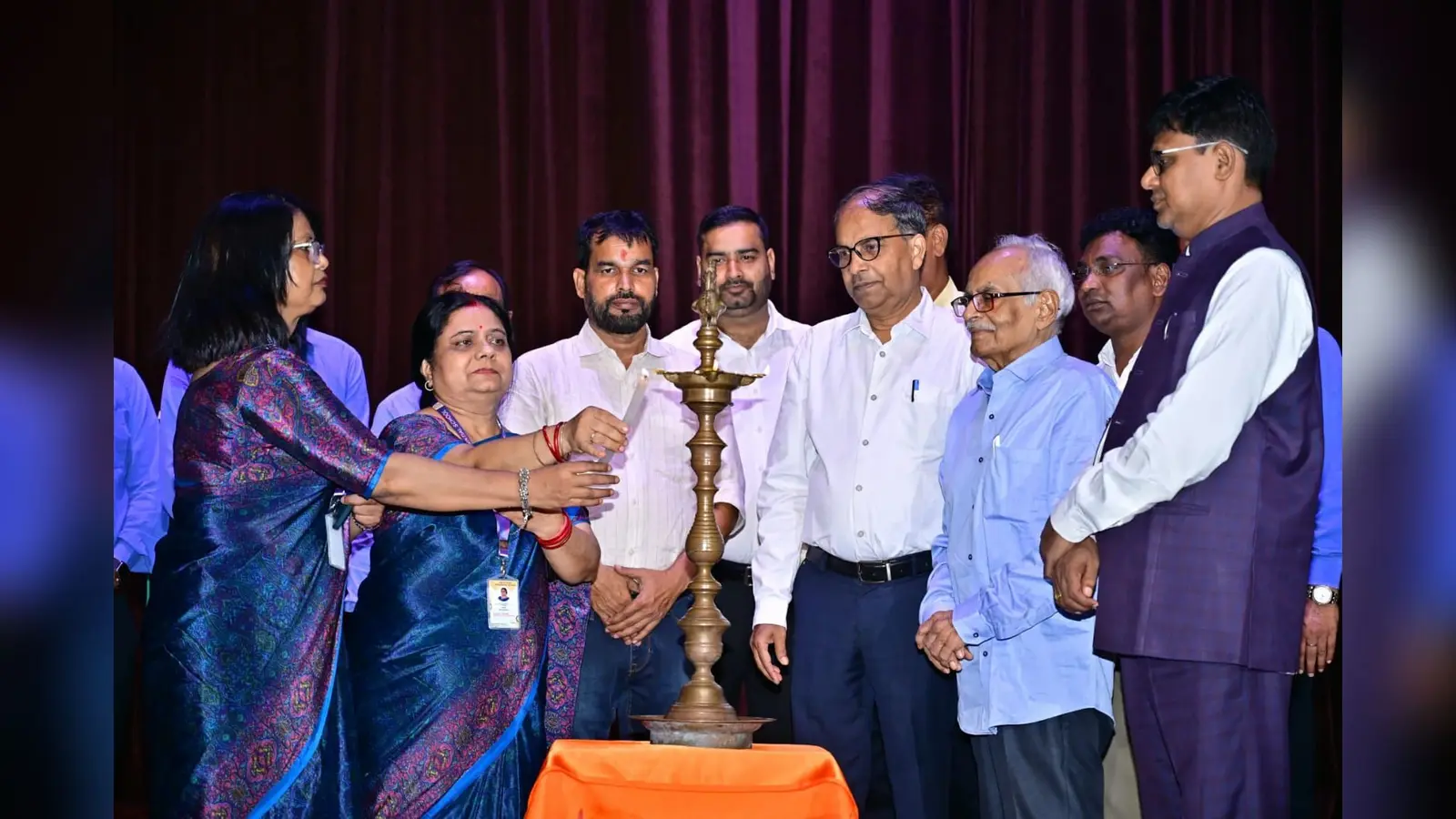 परिचय- कार्यक्रम का दीप प्रज्वलित कर शुभारंभ करते अतिथि एवं अन्य | Prabhat Khabar Network परिचय- कार्यक्रम का दीप प्रज्वलित कर शुभारंभ करते अतिथि एवं अन्य | Prabhat Khabar Network