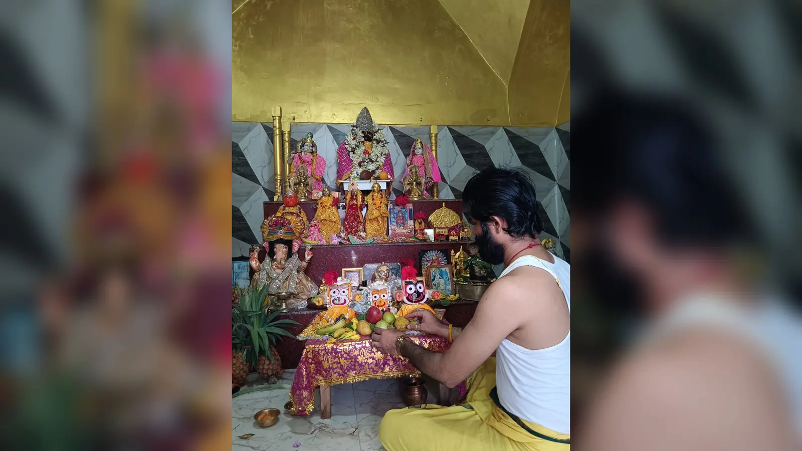 नया बाजार में पूजन का विधि-विधान करते पंडित. | Prabhat Khabar Network नया बाजार में पूजन का विधि-विधान करते पंडित. | Prabhat Khabar Network