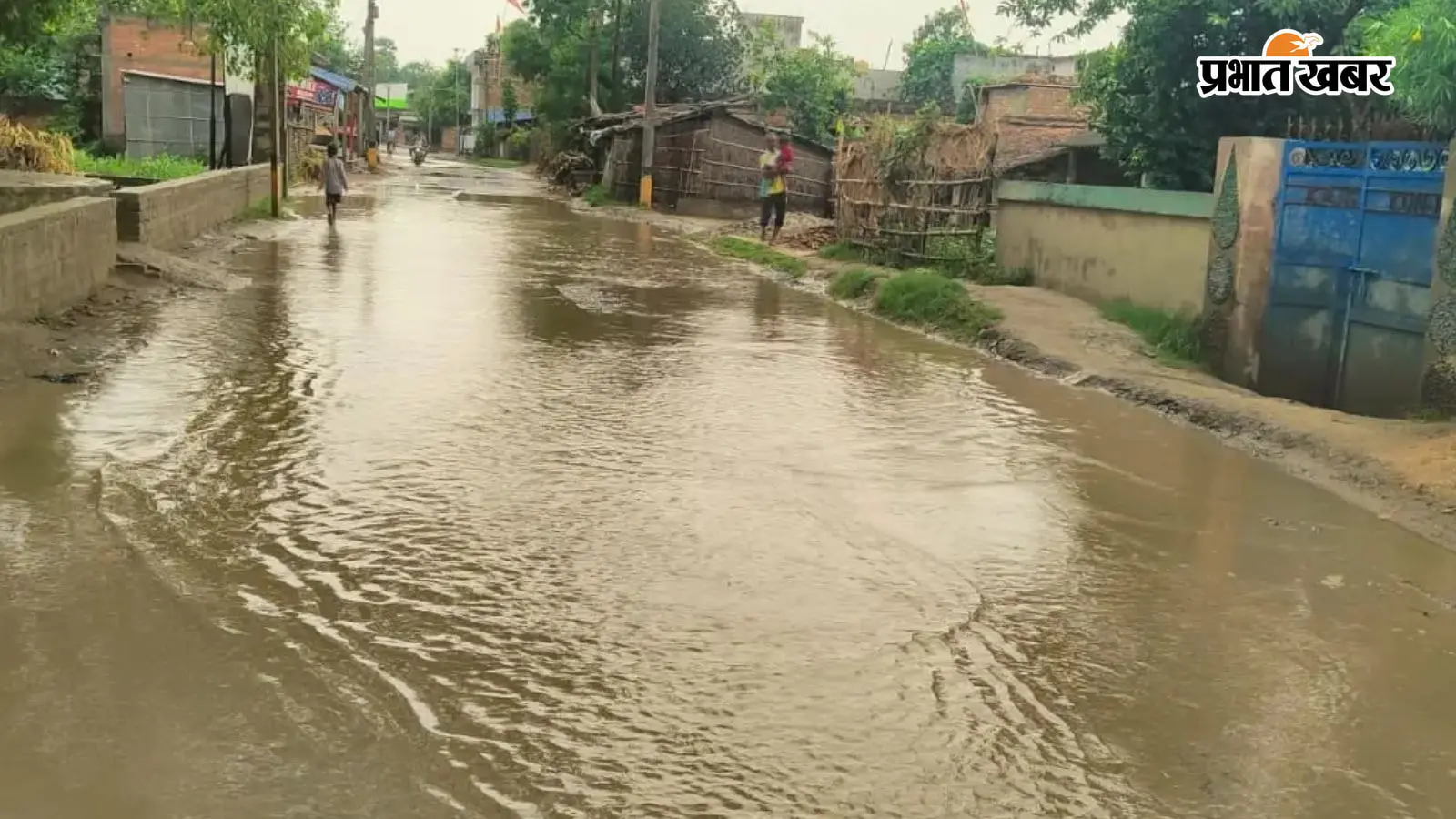 बखरी गढ़पुरा पथ के कुम्हारसों गाँव स्थित मुख्य सड़क पर लगा जलजमाव बखरी गढ़पुरा पथ के कुम्हारसों गाँव स्थित मुख्य सड़क पर लगा जलजमाव