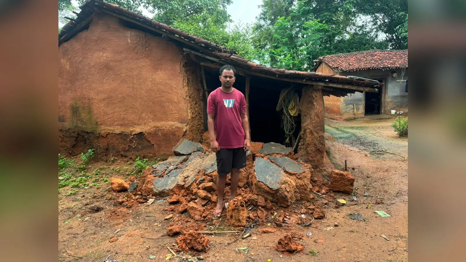 हाथी द्वारा तोड़े गए घर को दिखाते पीड़ित | Prabhat Khabar Network हाथी द्वारा तोड़े गए घर को दिखाते पीड़ित | Prabhat Khabar Network