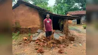 कुकड़ू प्रखंड के कूदा गांव में जंगली हाथी ने मचाया उत्पात, घर तोड़ा