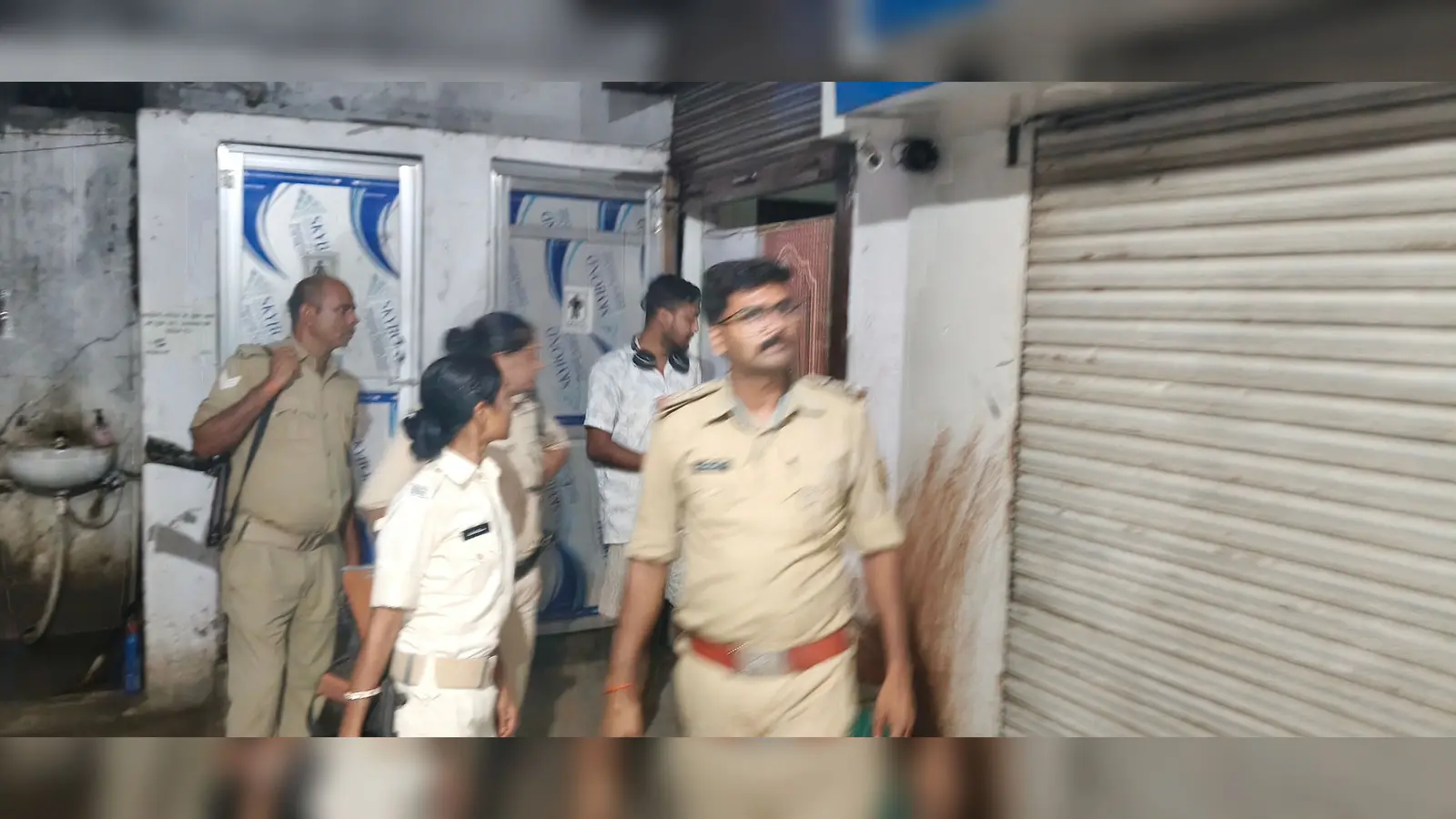 जांच करते पुलिस पदाधिकारी | Prabhat Khabar Network जांच करते पुलिस पदाधिकारी | Prabhat Khabar Network