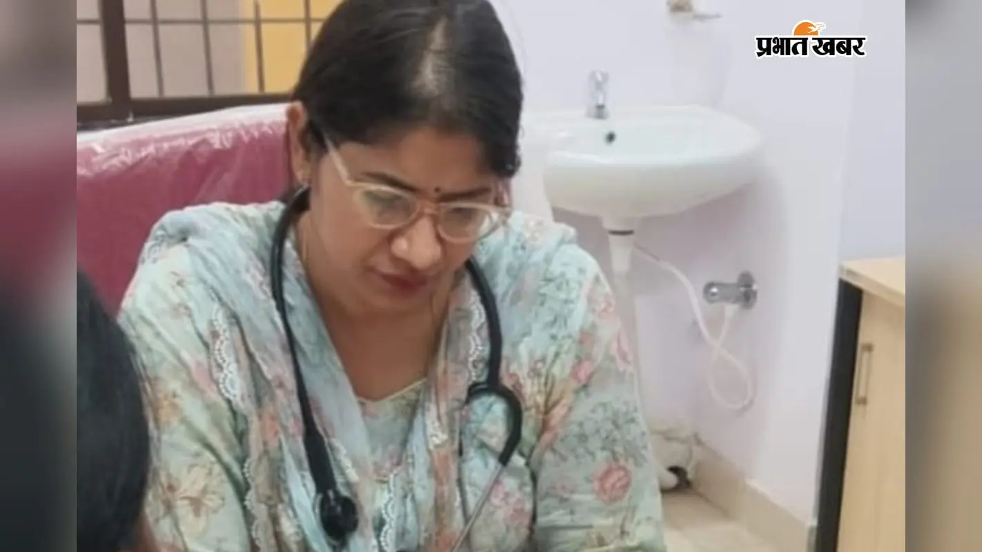 मरीज को दवा लिखती चिकित्सक. मरीज को दवा लिखती चिकित्सक.