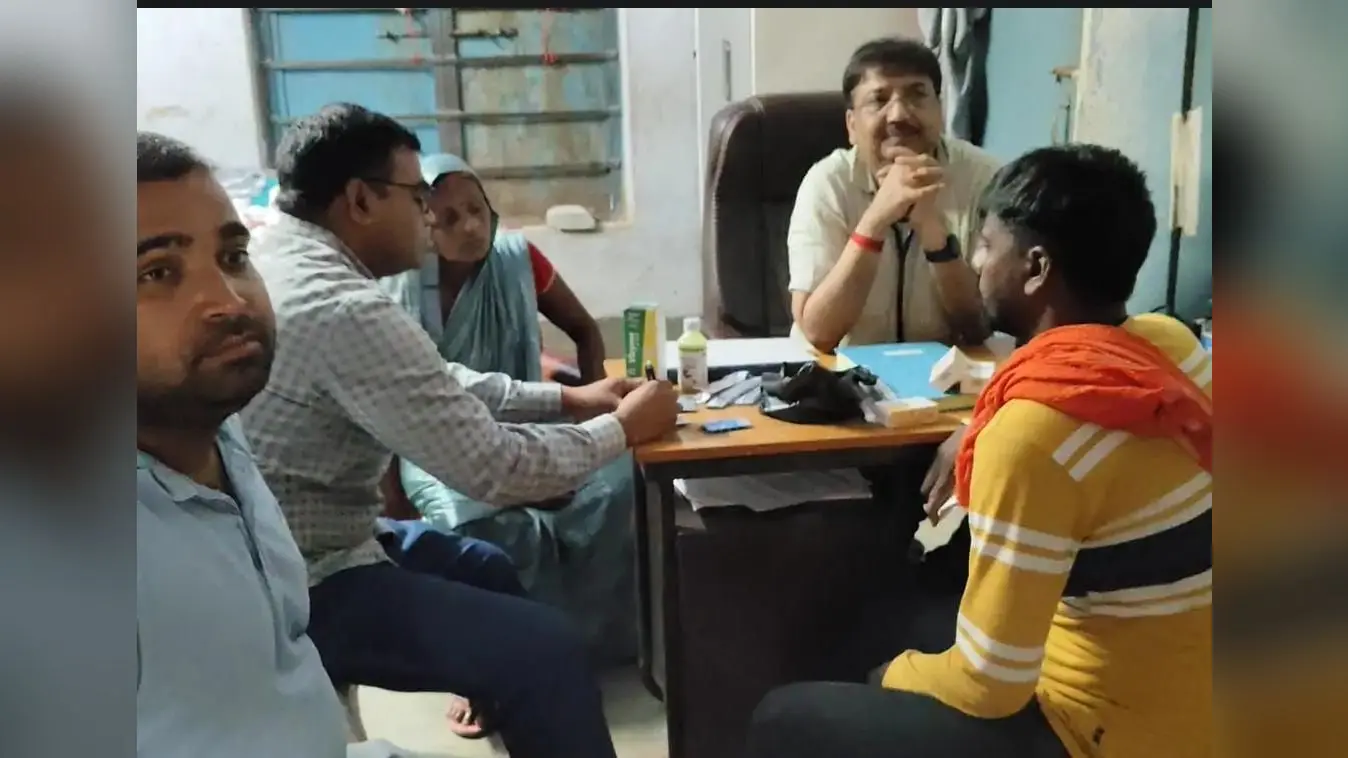 फोटो केसठ पीएचसी में मरीजों से बातचीत करते डा विनय कुमार | Prabhat Khabar Network फोटो केसठ पीएचसी में मरीजों से बातचीत करते डा विनय कुमार | Prabhat Khabar Network
