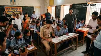 मध्य विद्यालय का डीपीओ ने किया औचक निरीक्षण, बच्चों संग बेंच पर बैठकर ली पढ़ाई की खबर