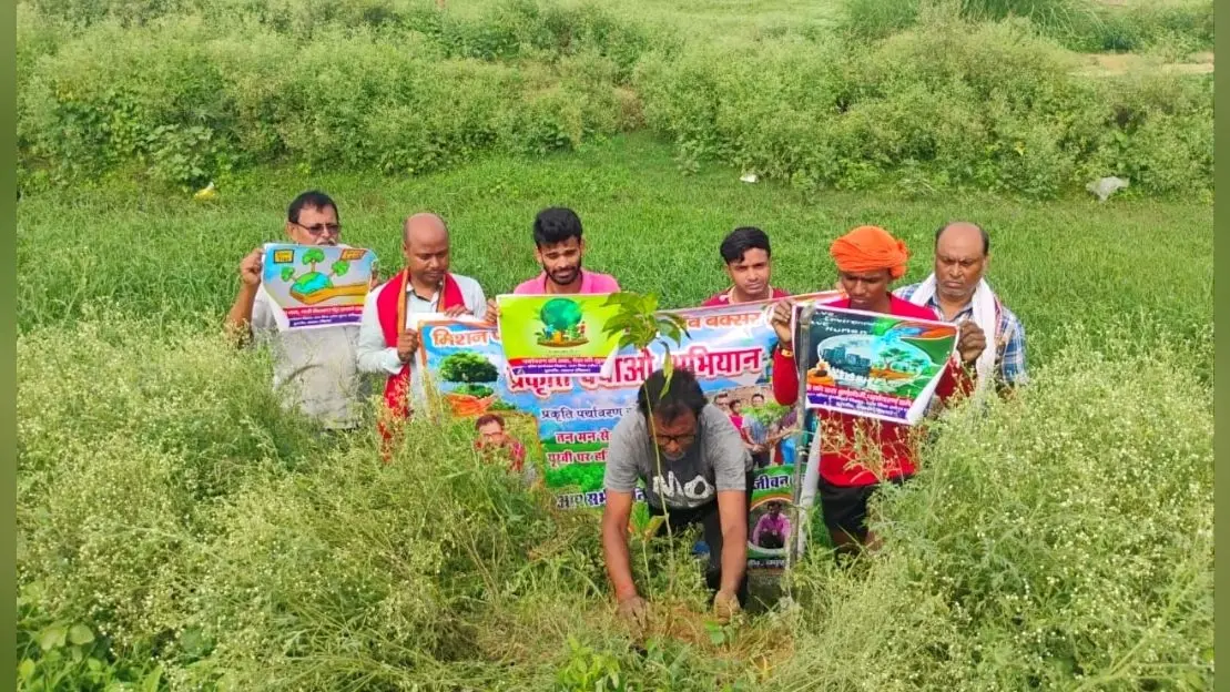 फोटो कैप्शन : “वृक्ष लगाओ, धरती बचाओ” अभियान के तहत पौधारोपण करते लोग. | Prabhat Khabar Network फोटो कैप्शन : “वृक्ष लगाओ, धरती बचाओ” अभियान के तहत पौधारोपण करते लोग. | Prabhat Khabar Network