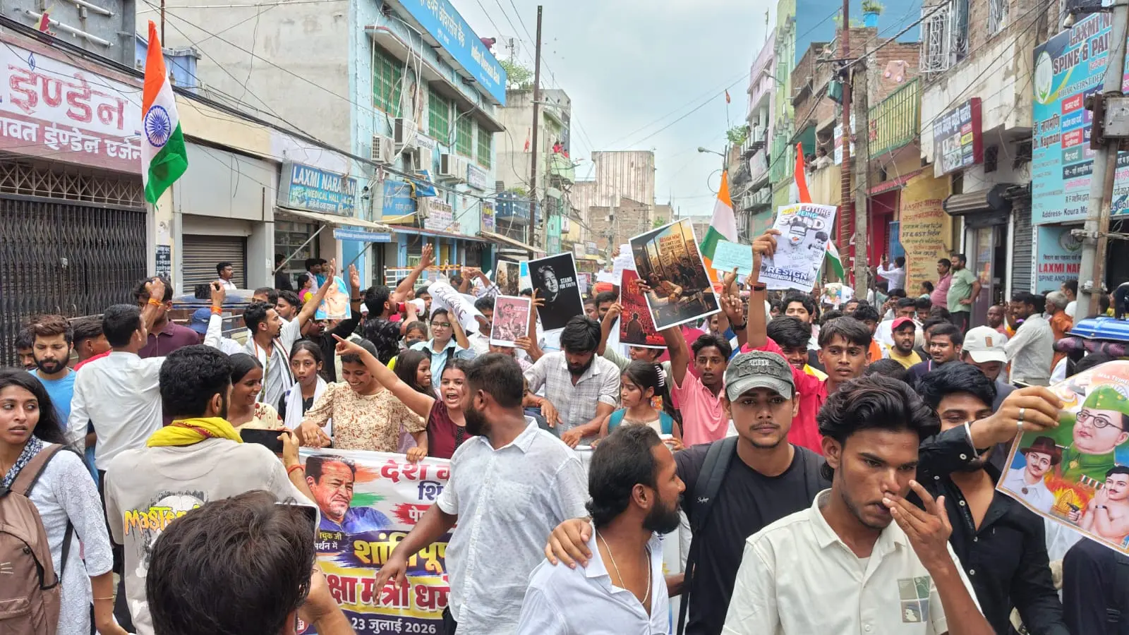 विरोध मार्च में शामिल छात्र, सुरक्षा में तैनात पुलिसकर्मी | Prabhat Khabar Network विरोध मार्च में शामिल छात्र, सुरक्षा में तैनात पुलिसकर्मी | Prabhat Khabar Network