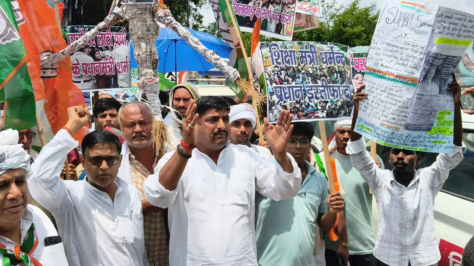 फोटो- शहीद द्वार से समाहरणालय तक प्रतिशोध मार्च निकलते कांग्रेसी कार्यकर्ता | Prabhat Khabar Network फोटो- शहीद द्वार से समाहरणालय तक प्रतिशोध मार्च निकलते कांग्रेसी कार्यकर्ता | Prabhat Khabar Network