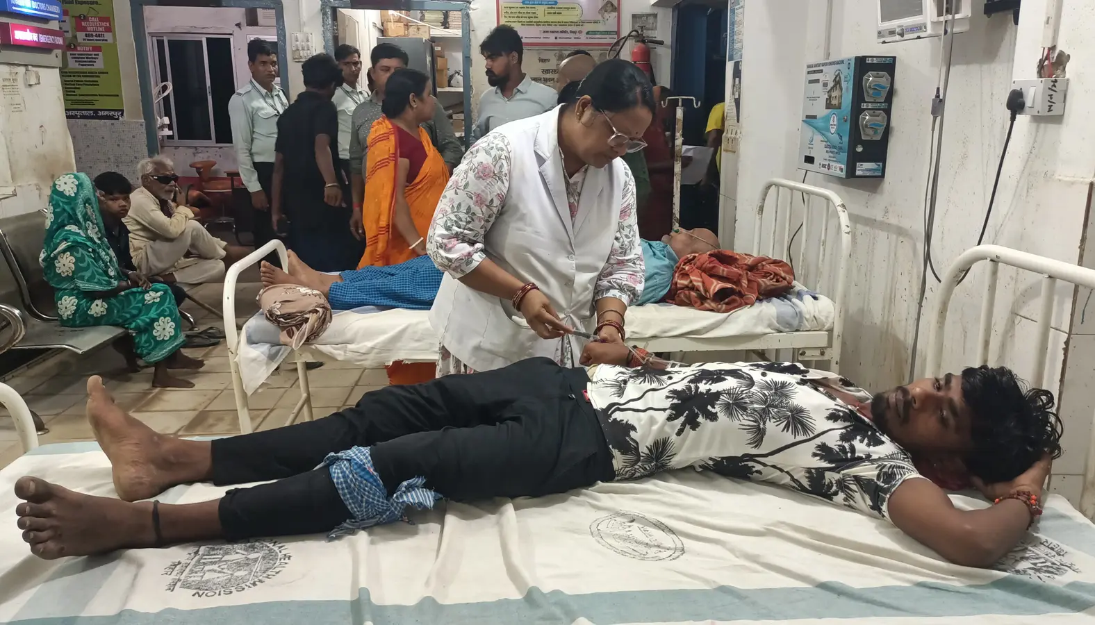 फोटो:अस्पताल में युवक का उपचार करते स्वास्थ्य कर्मी | Prabhat Khabar Network फोटो:अस्पताल में युवक का उपचार करते स्वास्थ्य कर्मी | Prabhat Khabar Network