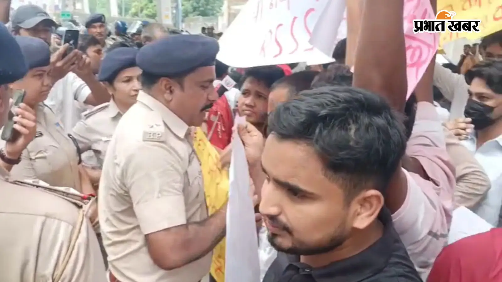 प्रदर्शन की तस्वीर प्रदर्शन की तस्वीर