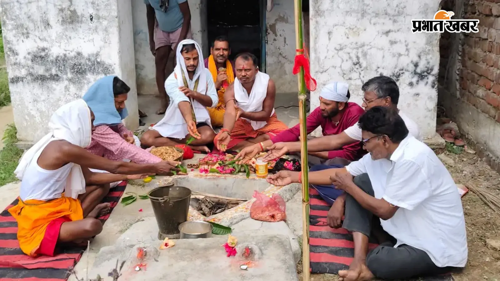 पूजा अर्चना करते लोग पूजा अर्चना करते लोग