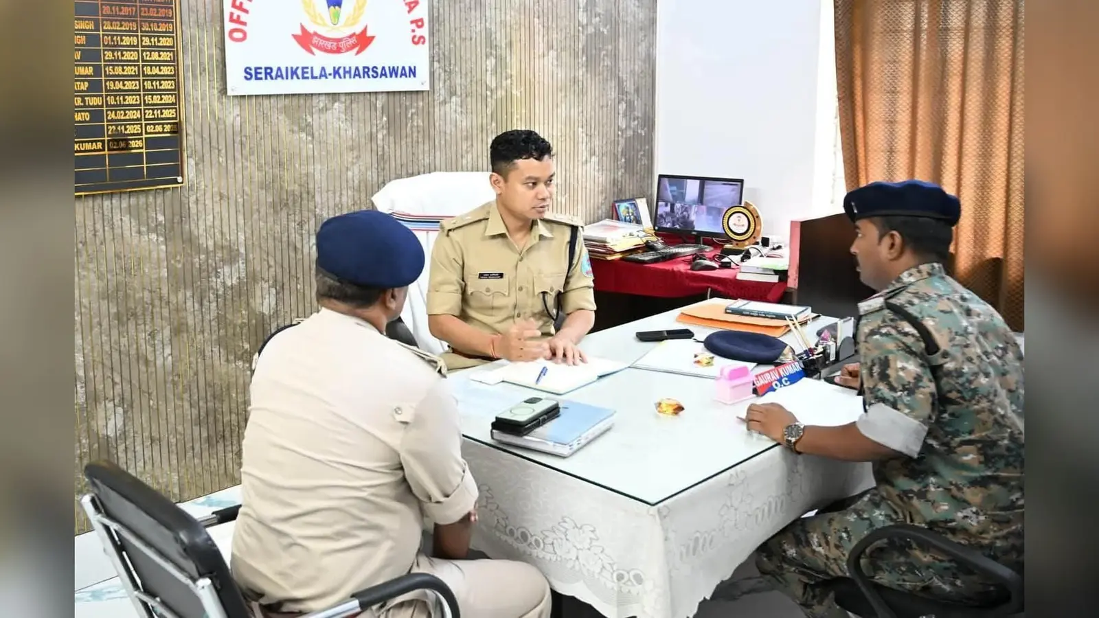 चौका थाना पहुंच कर समीक्षा करते एसपी मनोज स्वर्गियारी | Prabhat Khabar Network चौका थाना पहुंच कर समीक्षा करते एसपी मनोज स्वर्गियारी | Prabhat Khabar Network