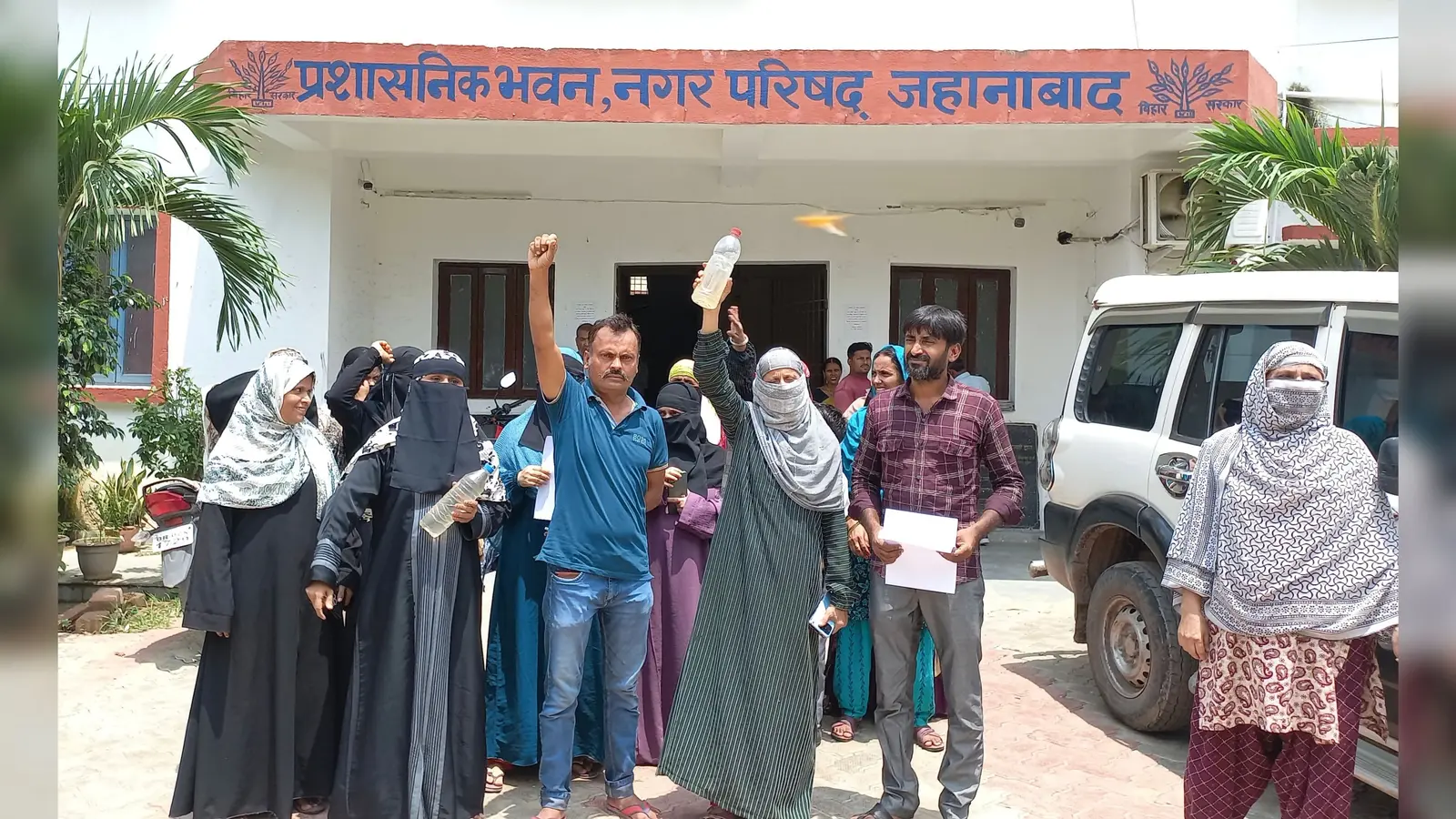 नप कार्यालय के समक्ष प्रदर्शन करते मुहल्लेवासी | Prabhat Khabar Network नप कार्यालय के समक्ष प्रदर्शन करते मुहल्लेवासी | Prabhat Khabar Network
