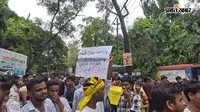 कटिहार समाहरणालय में छात्रों का उग्र प्रदर्शन, पुलिस से झड़प के बाद लाठीचार्ज और पथराव