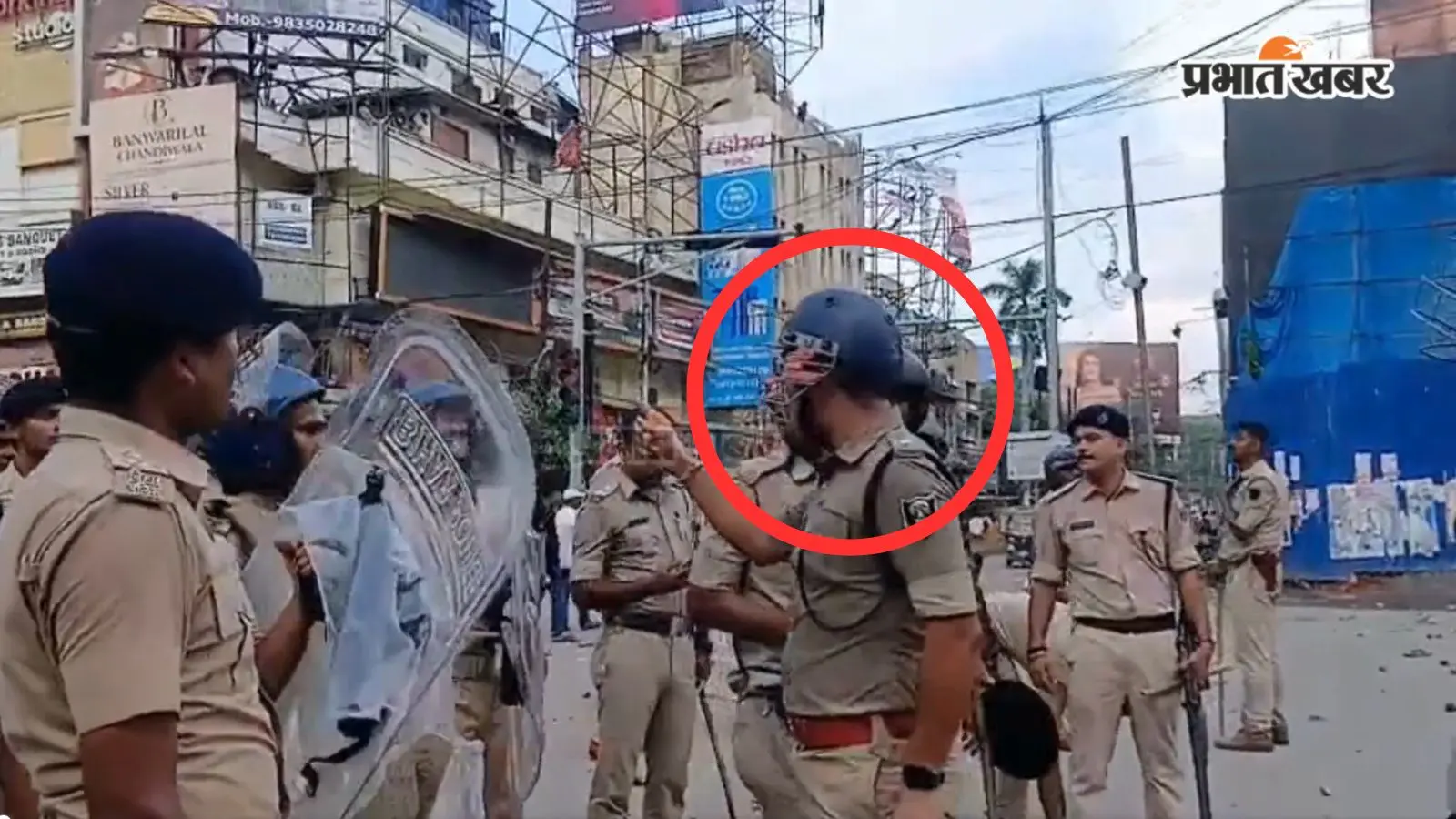 पुलिसकर्मियों को समझाते आईपीएस संकेत कुमार पुलिसकर्मियों को समझाते आईपीएस संकेत कुमार