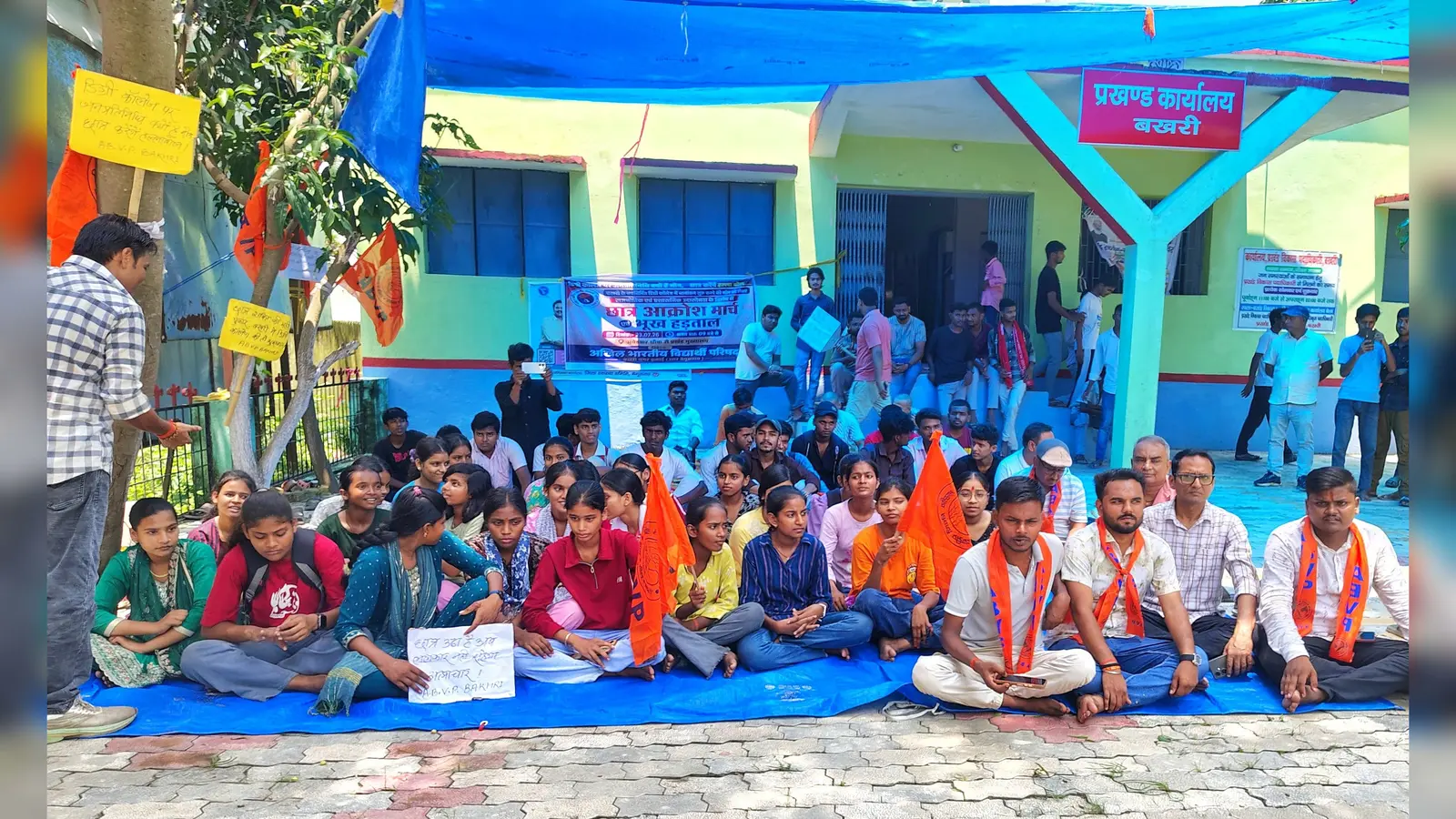 धरना प्रदर्शन में शामिल होते हुए स्थानीय अभाविप कार्यकर्ता | Prabhat Khabar Network धरना प्रदर्शन में शामिल होते हुए स्थानीय अभाविप कार्यकर्ता | Prabhat Khabar Network
