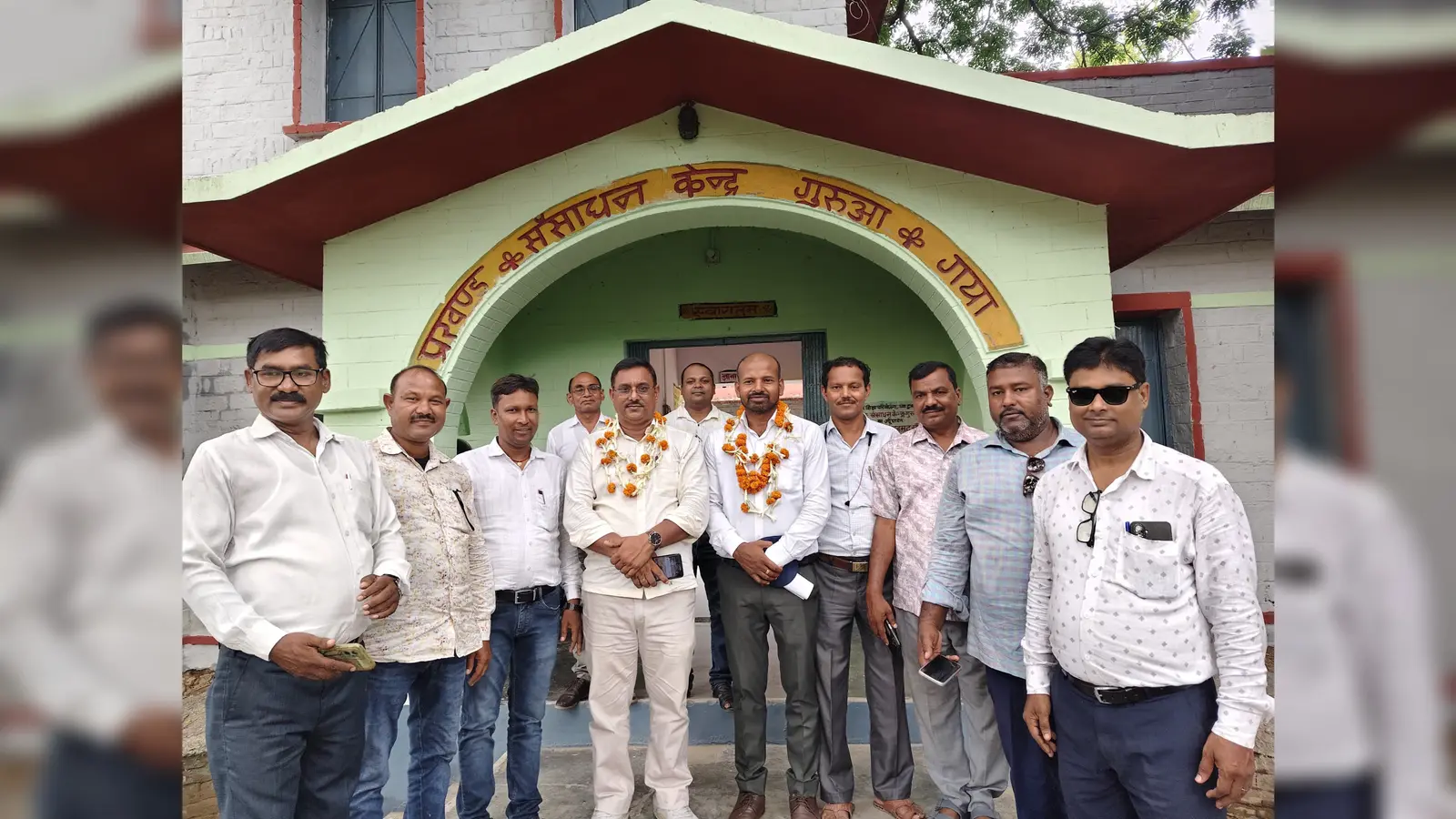 योगदान देने के बाद शिक्षको के साथ नये व पुराने बीईओ | Prabhat Khabar Network योगदान देने के बाद शिक्षको के साथ नये व पुराने बीईओ | Prabhat Khabar Network