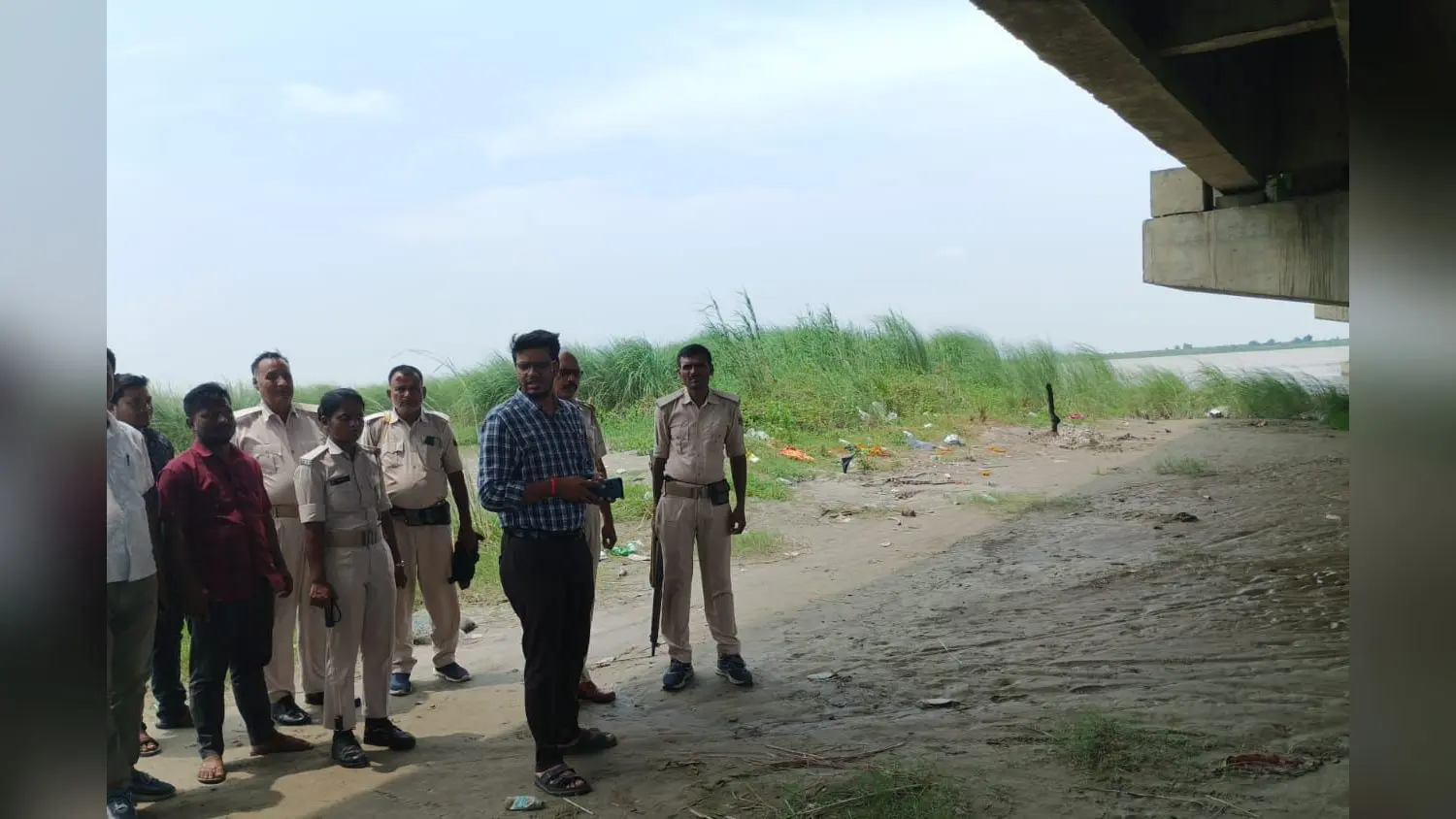 फोटो नं 03- मौके पर जांच करने पहुंचे सीओ व पुलिस अधिकारी | Prabhat Khabar Network फोटो नं 03- मौके पर जांच करने पहुंचे सीओ व पुलिस अधिकारी | Prabhat Khabar Network