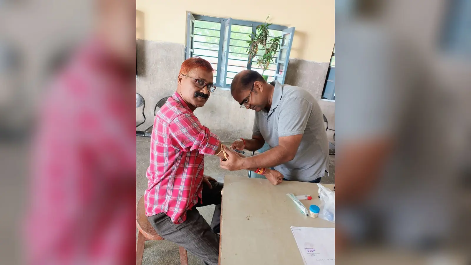 सीआरएल प्रयोगशाला के कर्मी जांच के लिए सैंपल निकालते | Prabhat Khabar Network सीआरएल प्रयोगशाला के कर्मी जांच के लिए सैंपल निकालते | Prabhat Khabar Network