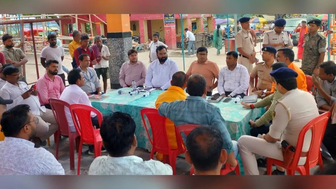 बैठक करते एसडीओ | Prabhat Khabar Network बैठक करते एसडीओ | Prabhat Khabar Network