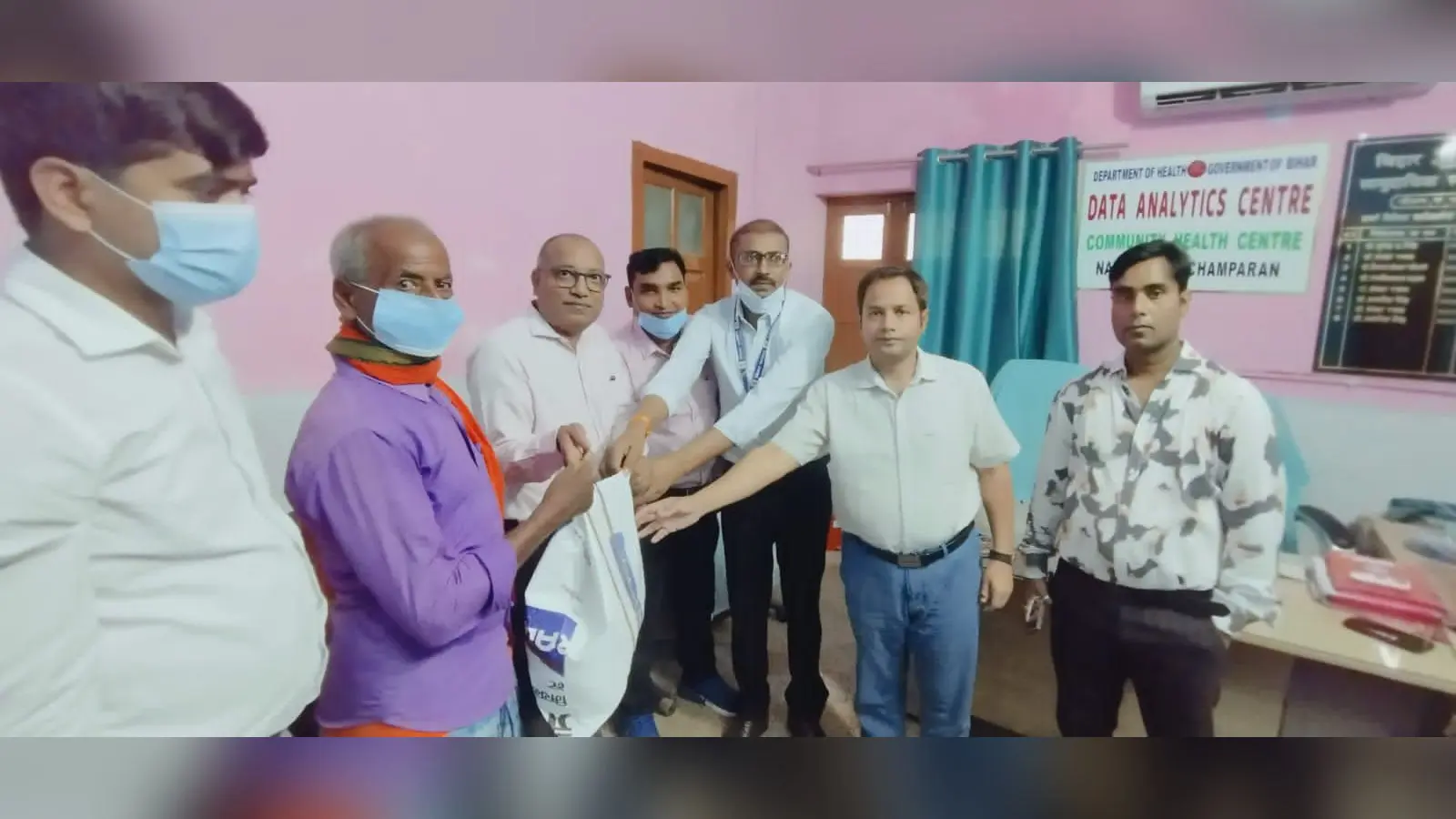 यक्ष्मा मरीजों को पोषण आहार वितरण करते अधिकारी | Prabhat Khabar Network यक्ष्मा मरीजों को पोषण आहार वितरण करते अधिकारी | Prabhat Khabar Network