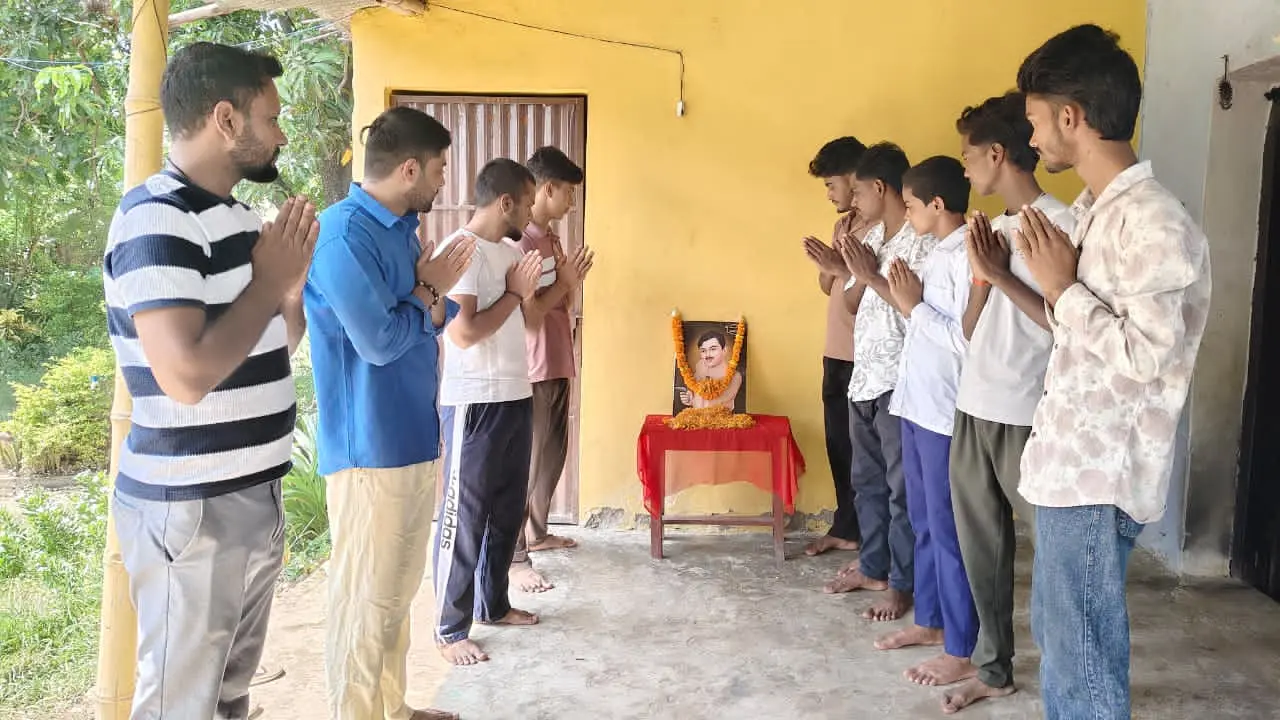 पुष्प अर्पित करने के दौरान युवा व अन्य | Prabhat Khabar Network पुष्प अर्पित करने के दौरान युवा व अन्य | Prabhat Khabar Network