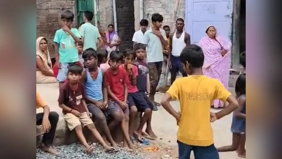 फोटो कैप्शन:01- घटनास्थल पर जानकारी लेने पहुंची पुलिस फोटो कैप्शन 02- घटनास्थल पर ग्रामीणों की भीड | Prabhat Khabar Network फोटो कैप्शन:01- घटनास्थल पर जानकारी लेने पहुंची पुलिस फोटो कैप्शन 02- घटनास्थल पर ग्रामीणों की भीड | Prabhat Khabar Network