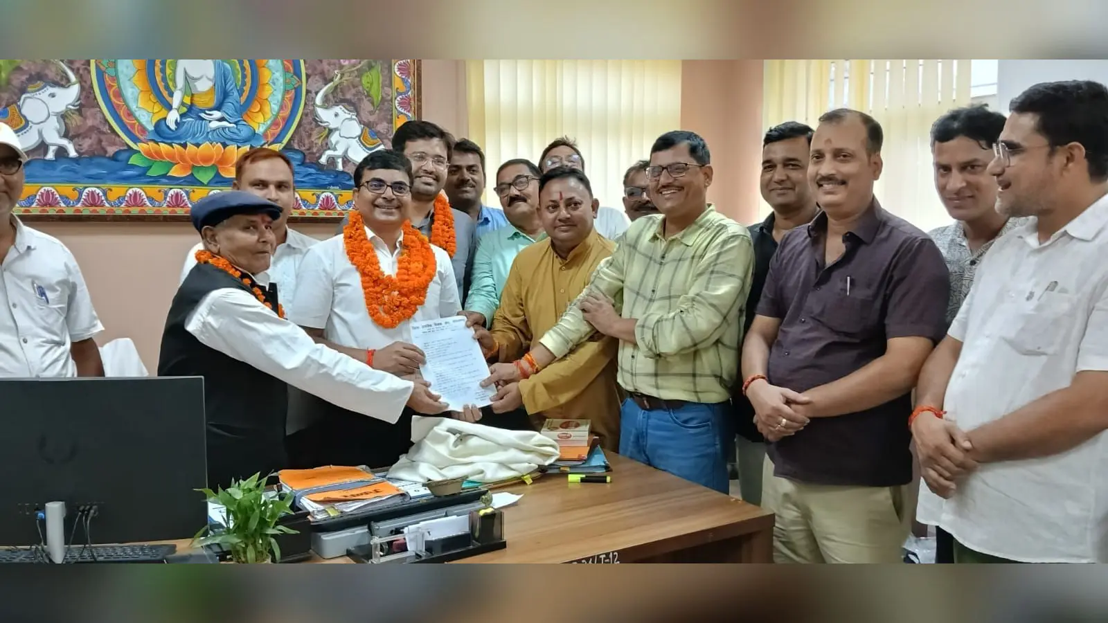 फोटो:- सम्मान के बाद डीइओ-डीपीओ को मांगपत्र देते शिक्षक | Prabhat Khabar Network फोटो:- सम्मान के बाद डीइओ-डीपीओ को मांगपत्र देते शिक्षक | Prabhat Khabar Network