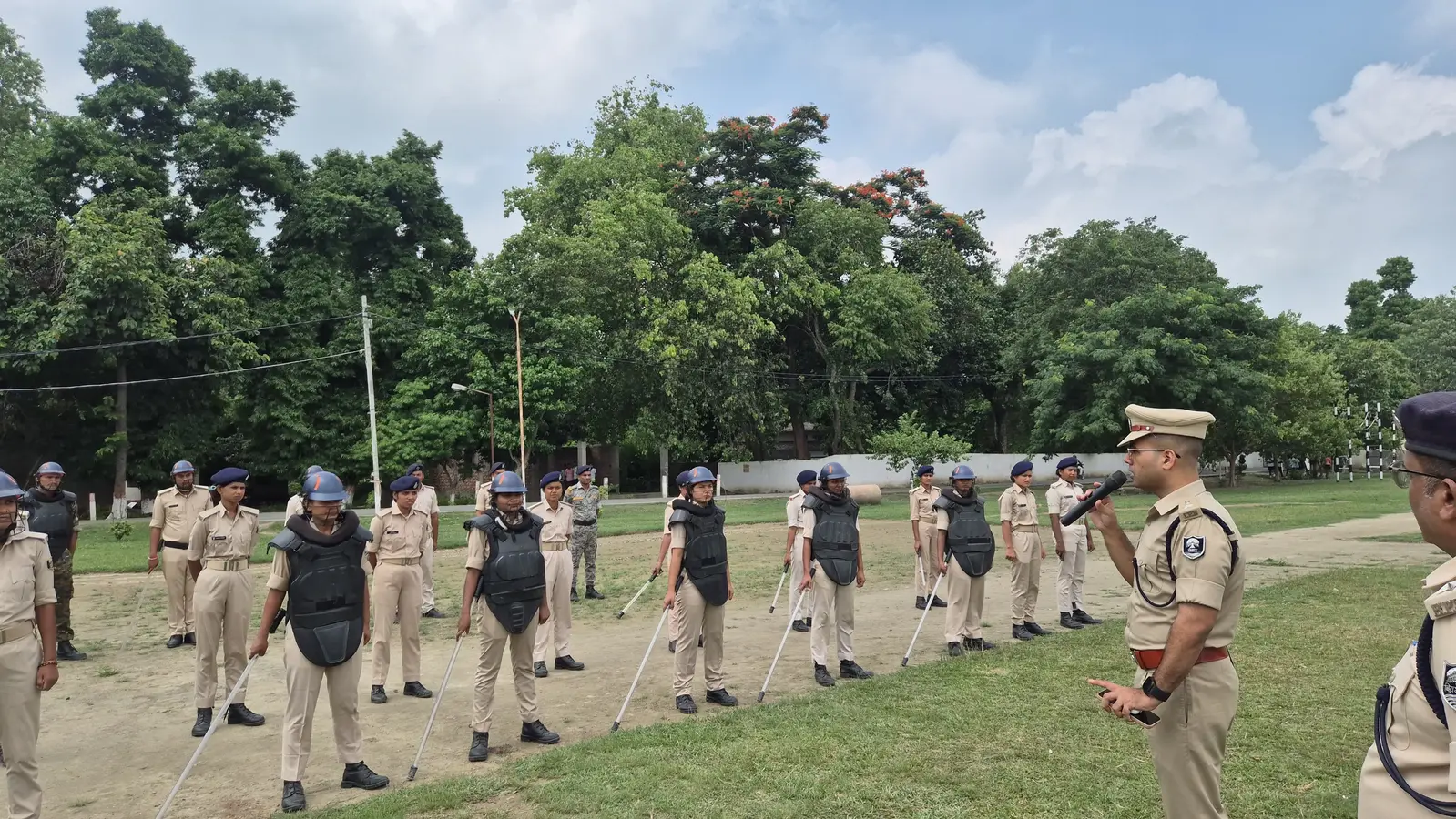 फोटो कैप्सन : मॉक ड्रिल करते पुलिस पदाधिकारी व जवान उपस्थित एसपी स्वर्ण प्रभात | Prabhat Khabar Network फोटो कैप्सन : मॉक ड्रिल करते पुलिस पदाधिकारी व जवान उपस्थित एसपी स्वर्ण प्रभात | Prabhat Khabar Network