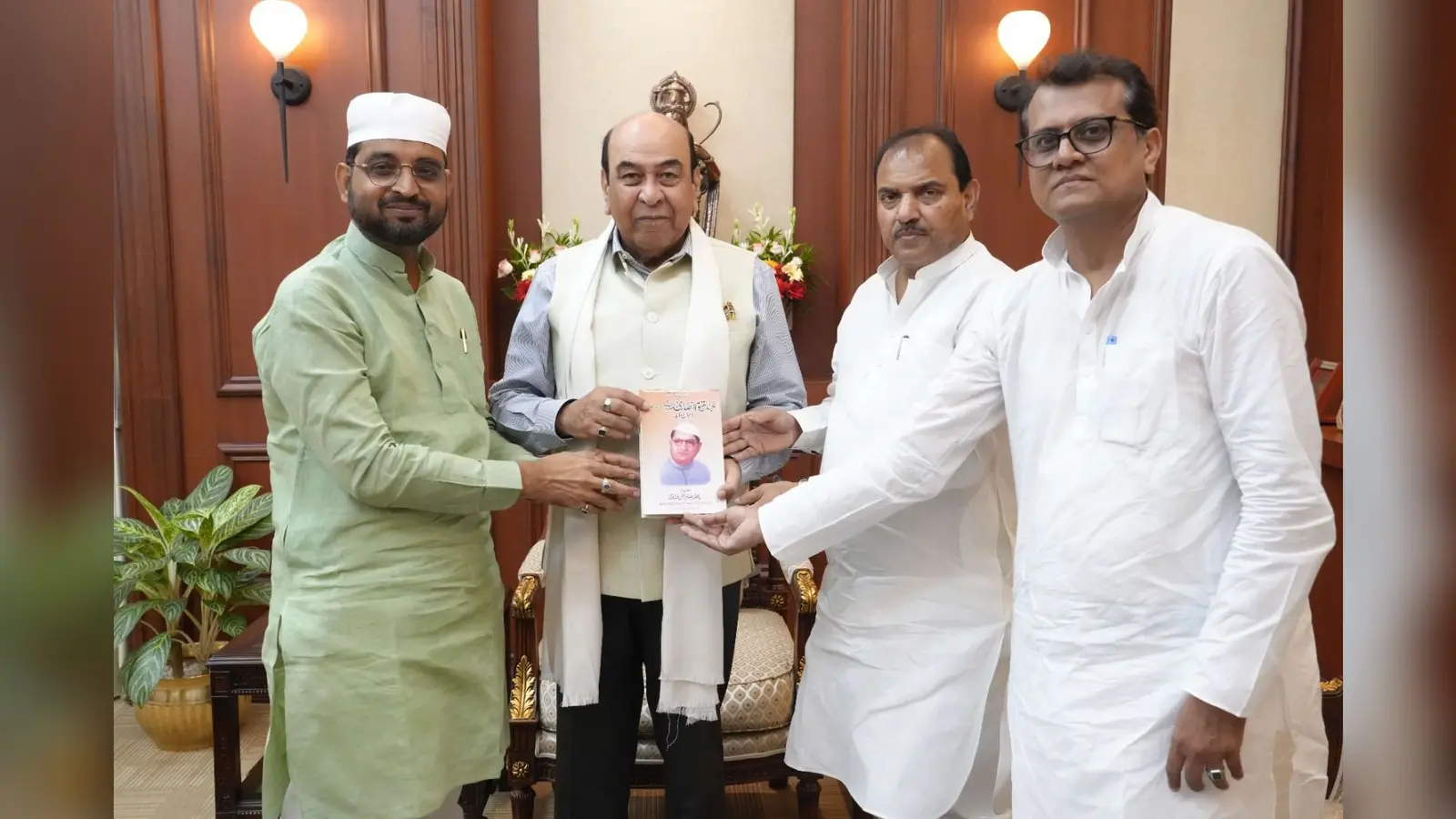 राजयपाल को ज्ञापन सौंपते एमएलसी मो. कारी सोहैब व अन्य राजद नेता मो. वाहिद | Prabhat Khabar Network राजयपाल को ज्ञापन सौंपते एमएलसी मो. कारी सोहैब व अन्य राजद नेता मो. वाहिद | Prabhat Khabar Network