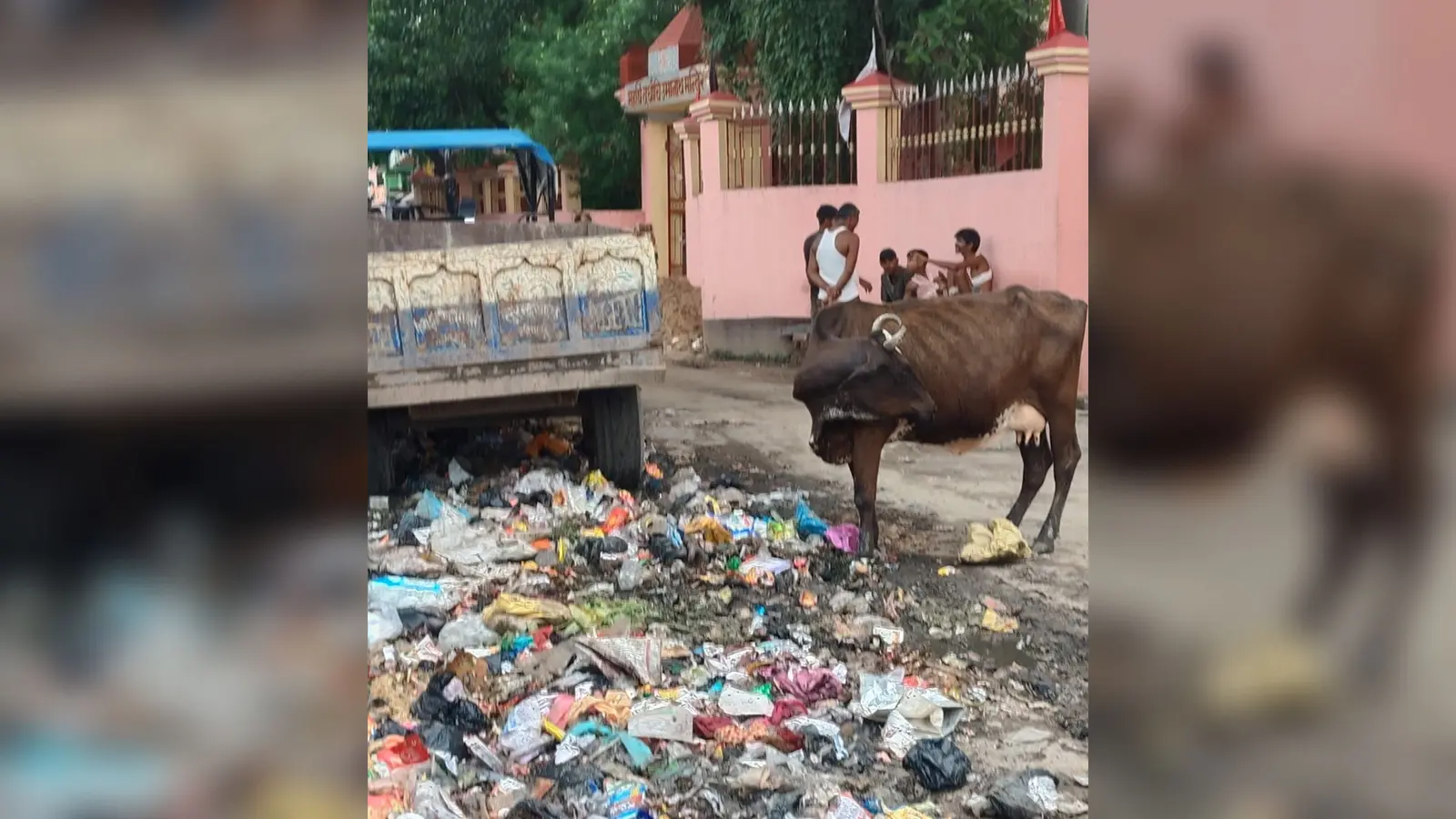 फोटो- उमानाथ मंदिर के पास फैला कचहर फोटो- मंदिर तक जाने वाली सड़क में जलजमाव | Prabhat Khabar Network फोटो- उमानाथ मंदिर के पास फैला कचहर फोटो- मंदिर तक जाने वाली सड़क में जलजमाव | Prabhat Khabar Network