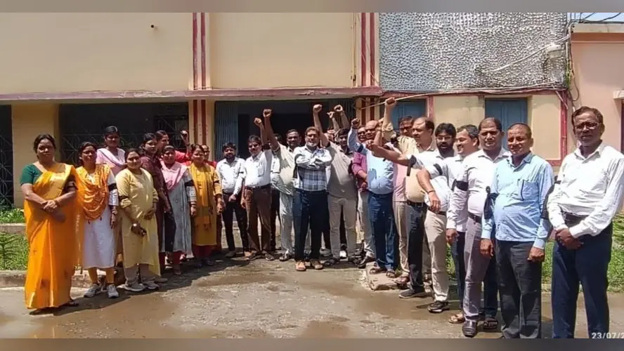 बरौनी एपीएसएम कॉलेज में काला बिल्ला लगाकर विरोध प्रदर्शन करते शिक्षक शिक्षणेतर कर्मी | Prabhat Khabar Network बरौनी एपीएसएम कॉलेज में काला बिल्ला लगाकर विरोध प्रदर्शन करते शिक्षक शिक्षणेतर कर्मी | Prabhat Khabar Network