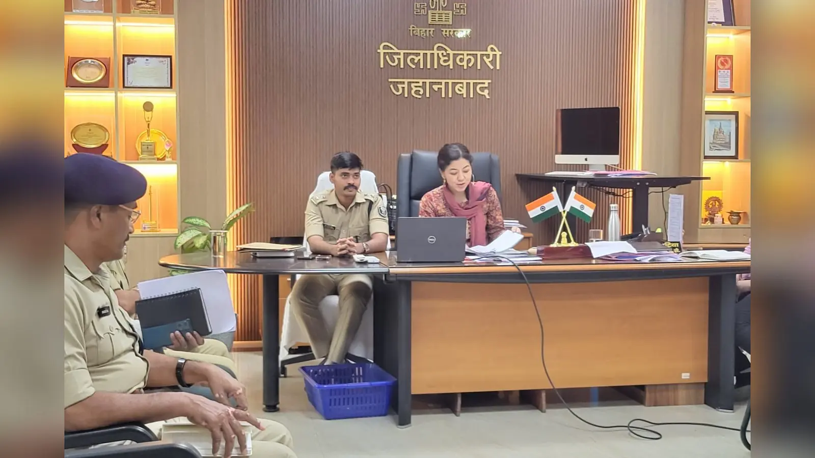 समीक्षा करते डीएम एसपी | Prabhat Khabar Network समीक्षा करते डीएम एसपी | Prabhat Khabar Network