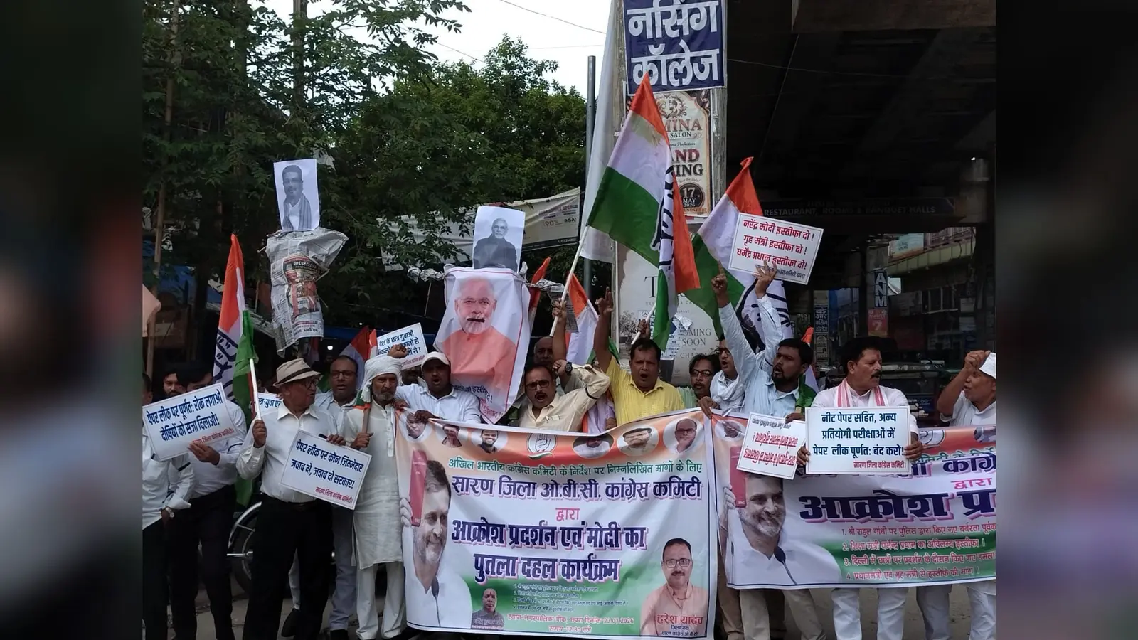 नोट: फोटो नंबर 23 सीएचपी 4,5,6 है कैप्सन होगा-प्रदर्शन करते कांग्रेस नेता व कार्यकर्ता,पुतला दहन करते कांग्रेस कार्यकर्ता व शहर में गश्त करती पुलिस | Prabhat Khabar Network नोट: फोटो नंबर 23 सीएचपी 4,5,6 है कैप्सन होगा-प्रदर्शन करते कांग्रेस नेता व कार्यकर्ता,पुतला दहन करते कांग्रेस कार्यकर्ता व शहर में गश्त करती पुलिस | Prabhat Khabar Network
