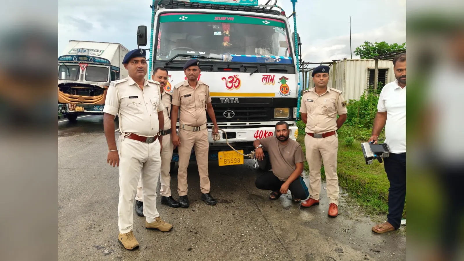 गिरफ्तार शराब तस्कर व मौजूद उत्पाद पुलिस | Prabhat Khabar Network गिरफ्तार शराब तस्कर व मौजूद उत्पाद पुलिस | Prabhat Khabar Network