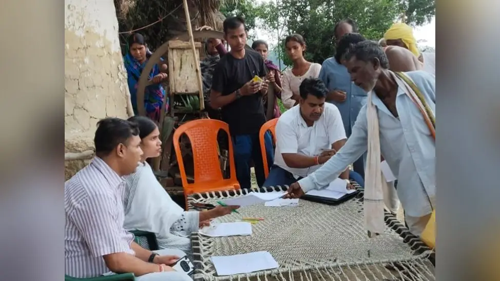 ब्रह्माईन गांव में राशन कार्ड बनाने के लिए पात्र लोगों से आवेदन लेते एसडीएम तथा अन्य | Prabhat Khabar Network ब्रह्माईन गांव में राशन कार्ड बनाने के लिए पात्र लोगों से आवेदन लेते एसडीएम तथा अन्य | Prabhat Khabar Network