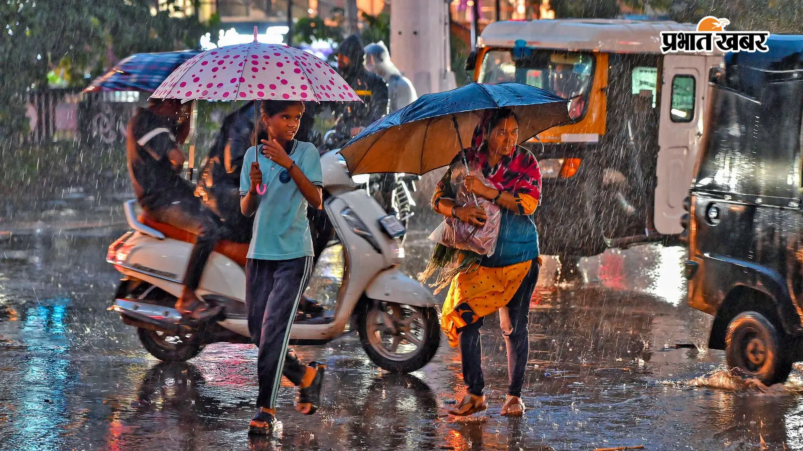 भारी बारिश के बीच छाता लेकर जाती महिलाएं, फोटो पीटीआई भारी बारिश के बीच छाता लेकर जाती महिलाएं, फोटो पीटीआई