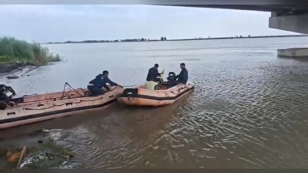 तलाश करती एसडीआरफ टीम जांच करती पुलिस | Prabhat Khabar Network तलाश करती एसडीआरफ टीम जांच करती पुलिस | Prabhat Khabar Network