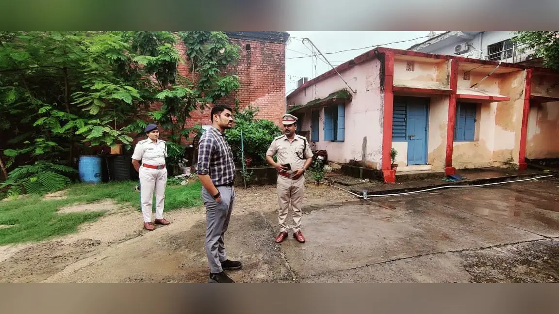 आबकारी कार्यिआलल का निरक्षण करते जिलाधिकारी। | Prabhat Khabar Network आबकारी कार्यिआलल का निरक्षण करते जिलाधिकारी। | Prabhat Khabar Network