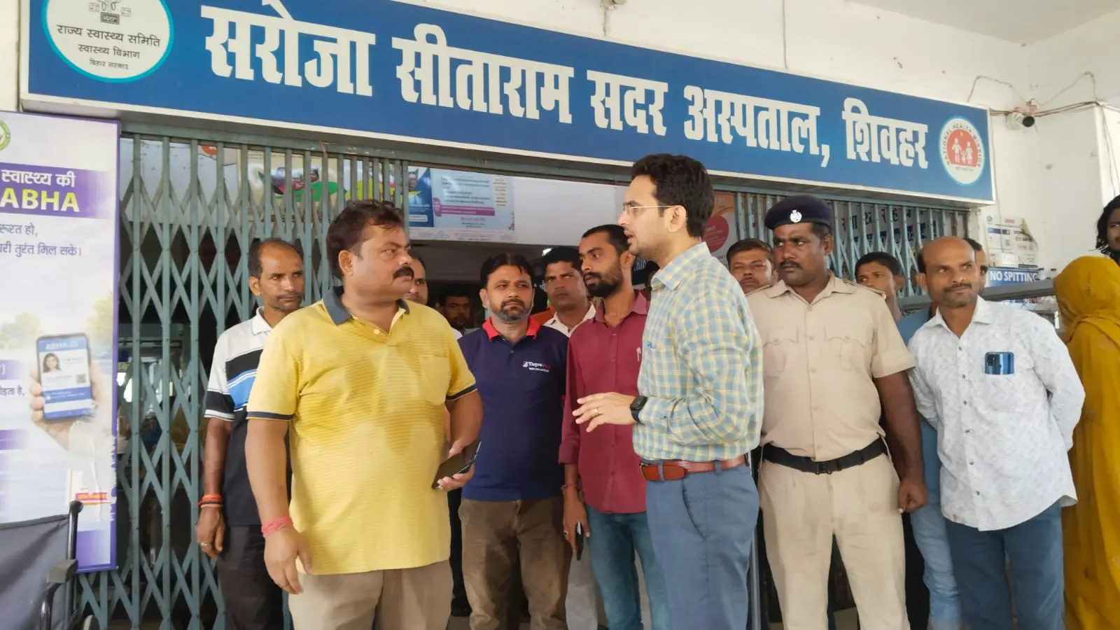 अस्पताल मैनेजर से स्थिति की जानकारी प्राप्त करते एसडीएम डॉ.अनंत कुमार | Prabhat Khabar Network अस्पताल मैनेजर से स्थिति की जानकारी प्राप्त करते एसडीएम डॉ.अनंत कुमार | Prabhat Khabar Network