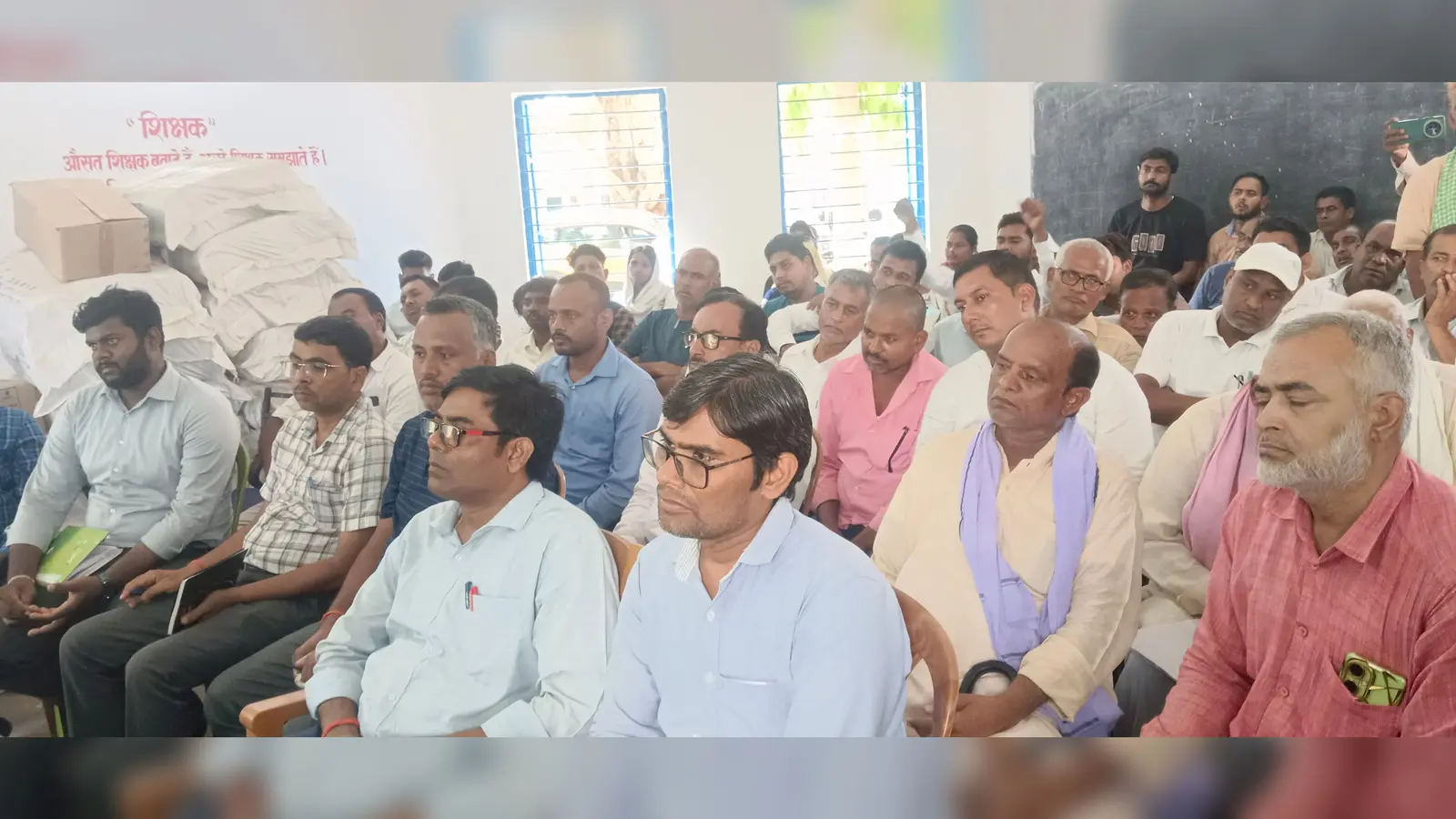 गोविंदपुर बीआरसी में बैठक करते एसडीएम | Prabhat Khabar Network गोविंदपुर बीआरसी में बैठक करते एसडीएम | Prabhat Khabar Network