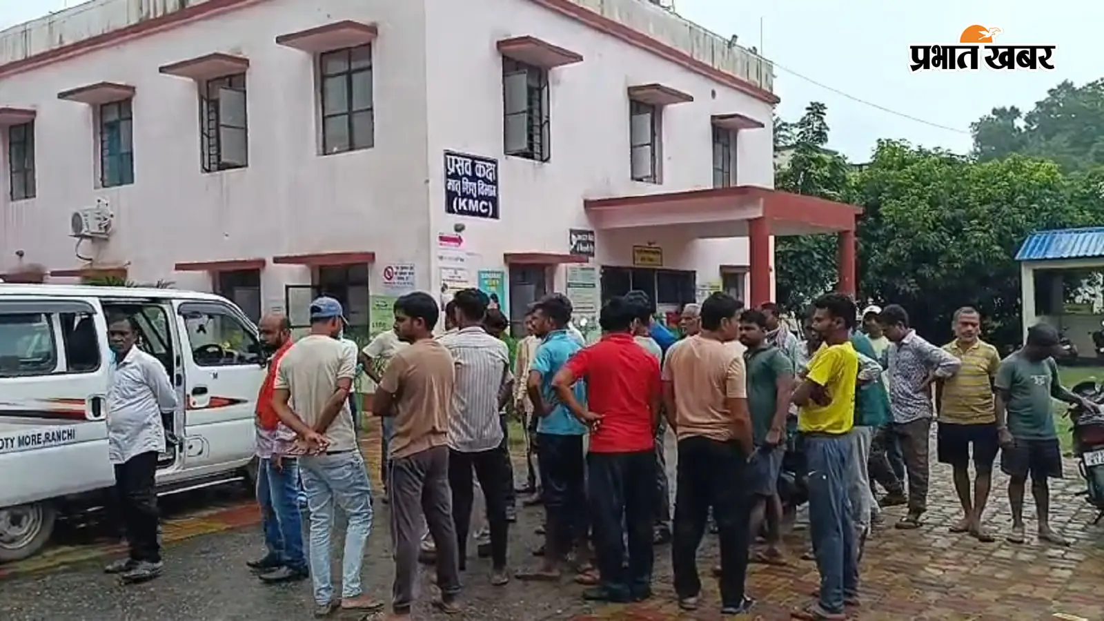 बाघमारा के स्वास्थ्य केंद्र में मृतकों के परिजन. फोटो: प्रभात खबर बाघमारा के स्वास्थ्य केंद्र में मृतकों के परिजन. फोटो: प्रभात खबर