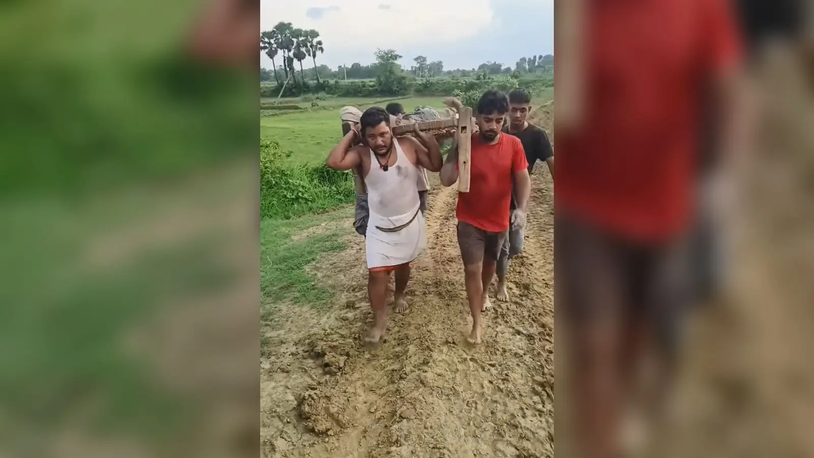 खाट पर बुजुर्ग को इलाज के लिए ले जाते ग्रामीण | Prabhat Khabar Network खाट पर बुजुर्ग को इलाज के लिए ले जाते ग्रामीण | Prabhat Khabar Network