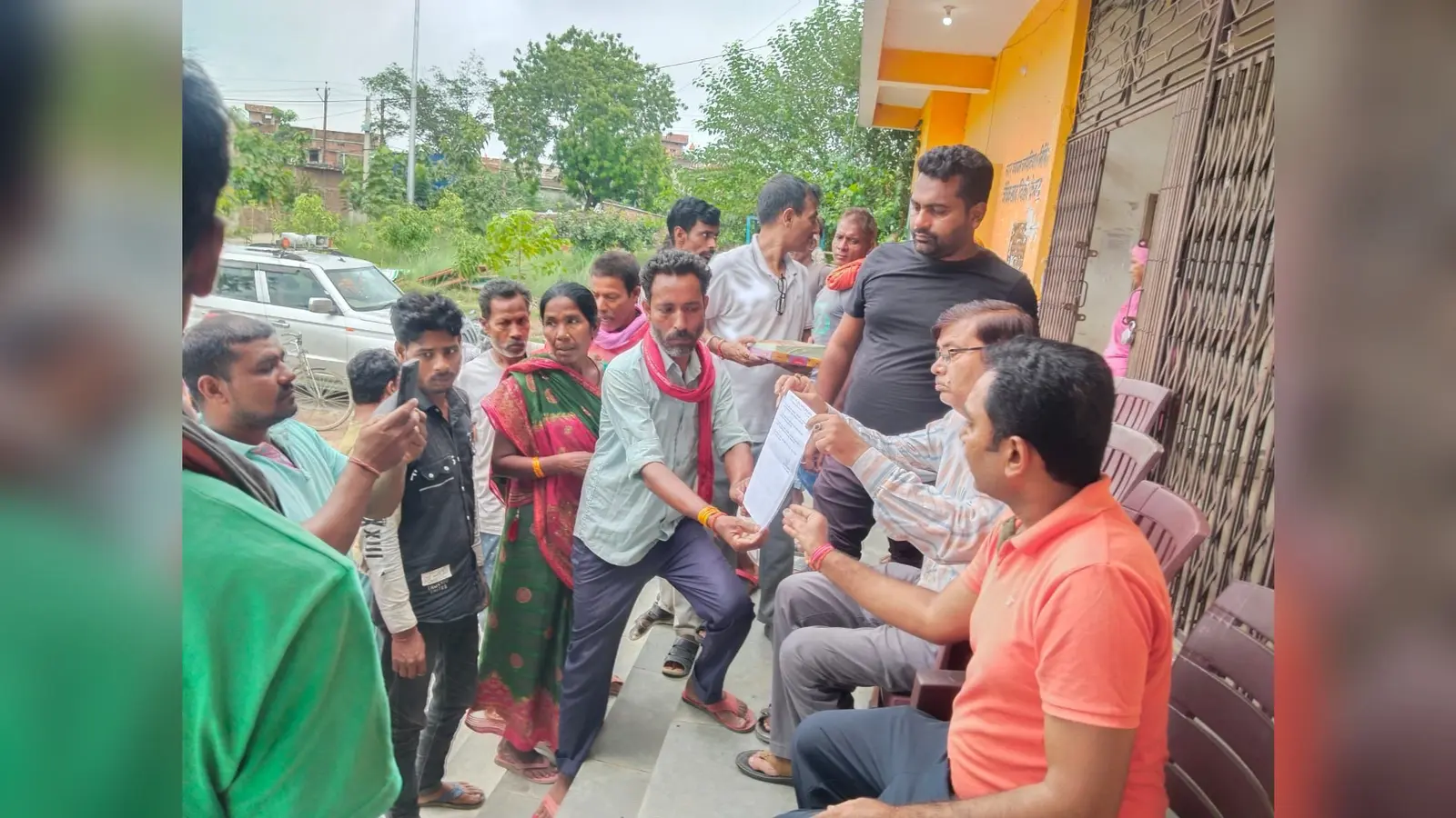 हड़ताल समाप्त कराते भाजपा नेता व अन्य | Prabhat Khabar Network हड़ताल समाप्त कराते भाजपा नेता व अन्य | Prabhat Khabar Network