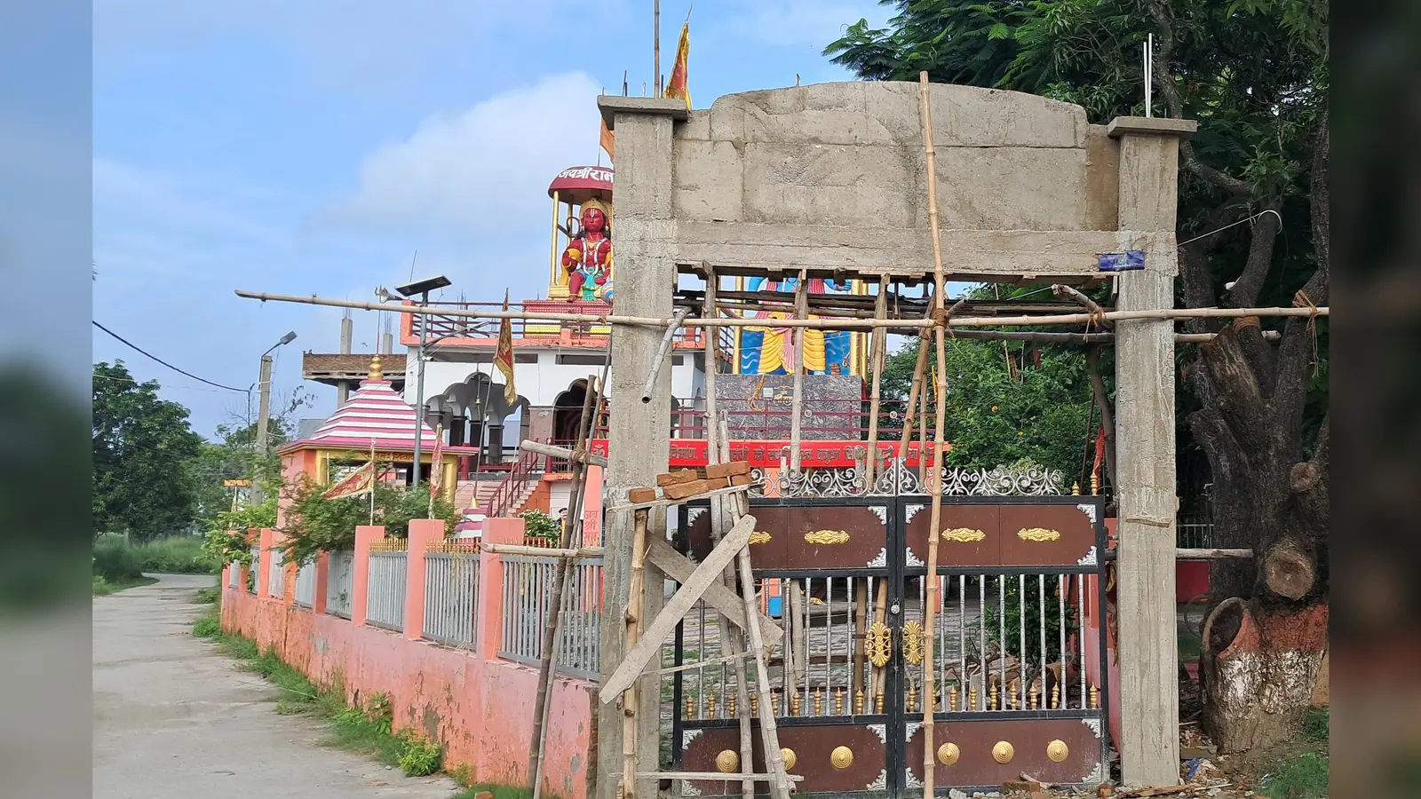 रामबाग श्रीसंकट मोचन घंटी बाबा मंदिर के बने रहे मुख्यगेट | Prabhat Khabar Network रामबाग श्रीसंकट मोचन घंटी बाबा मंदिर के बने रहे मुख्यगेट | Prabhat Khabar Network