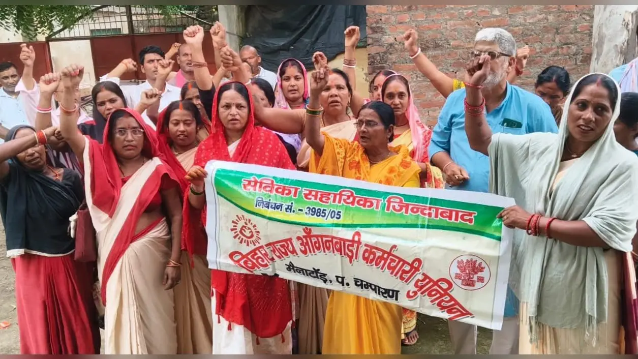 फोटो: मैनाटांड सीडीपीओ कार्यालय के समक्ष प्रदर्शन करतीं आंगनबाड़ी सेविका-सहायिकाएं | Prabhat Khabar Network फोटो: मैनाटांड सीडीपीओ कार्यालय के समक्ष प्रदर्शन करतीं आंगनबाड़ी सेविका-सहायिकाएं | Prabhat Khabar Network