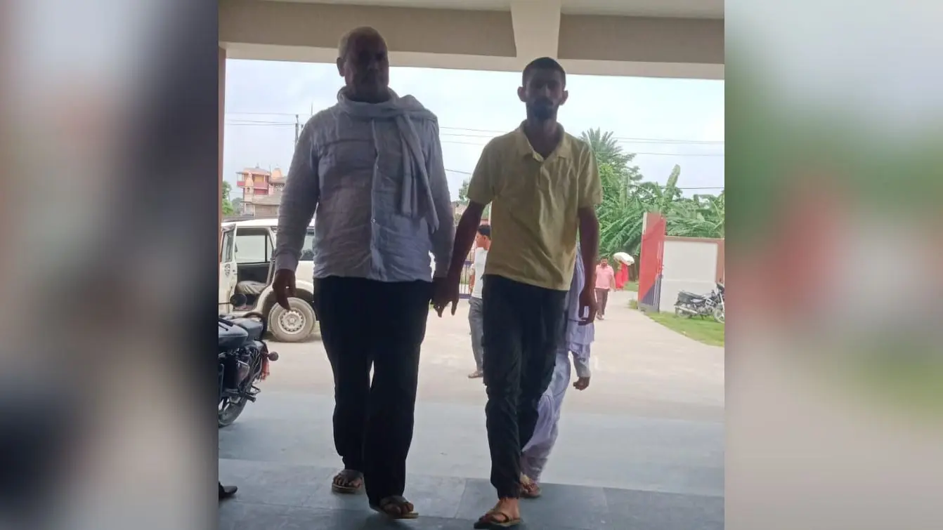 फोटो संख्या : 4 आरोपित को थाना ले जाते मुखिया | Prabhat Khabar Network फोटो संख्या : 4 आरोपित को थाना ले जाते मुखिया | Prabhat Khabar Network