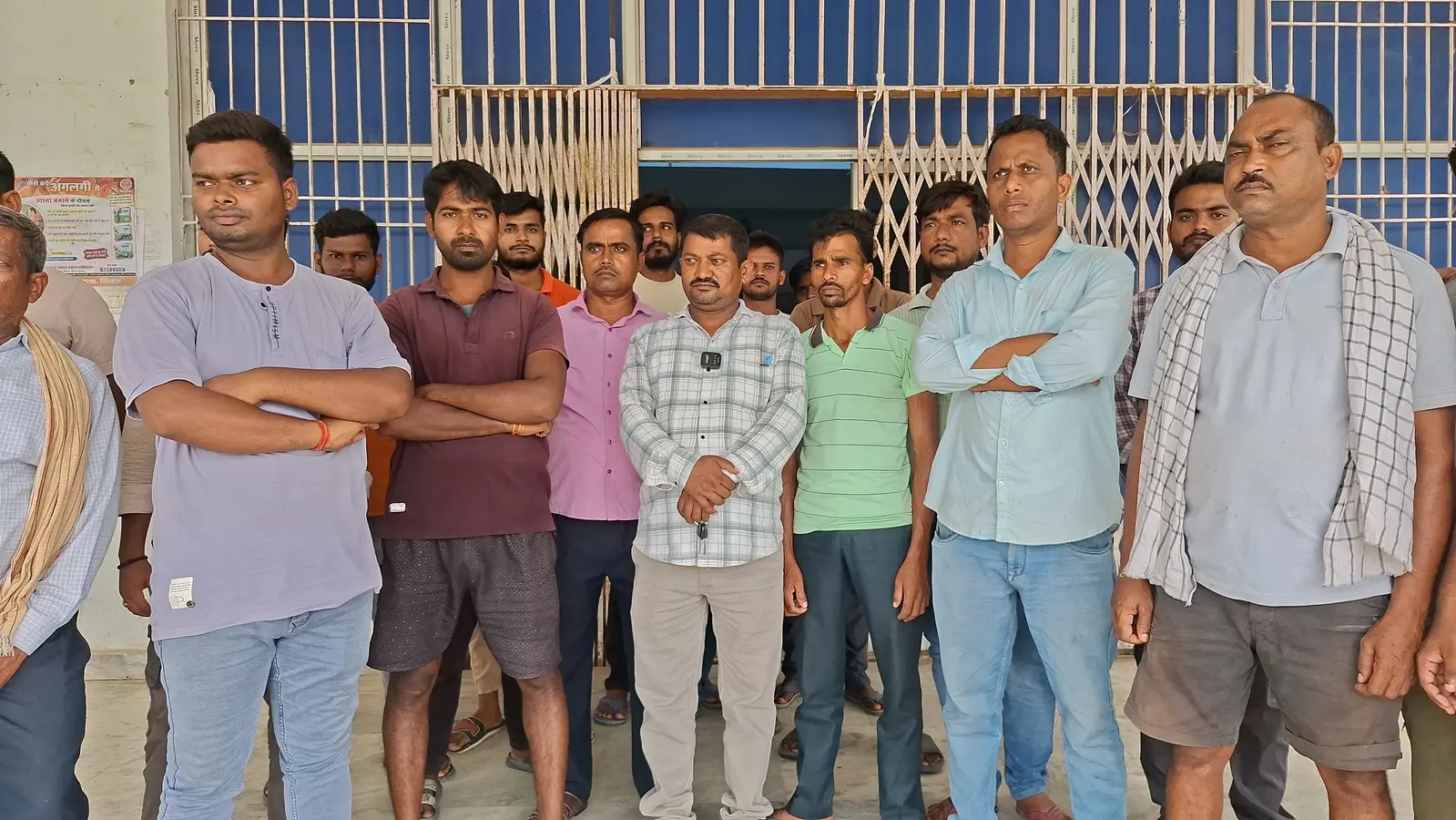 प्रखंड कार्यालय पर जाकर प्रदर्शन करते | Prabhat Khabar Network प्रखंड कार्यालय पर जाकर प्रदर्शन करते | Prabhat Khabar Network